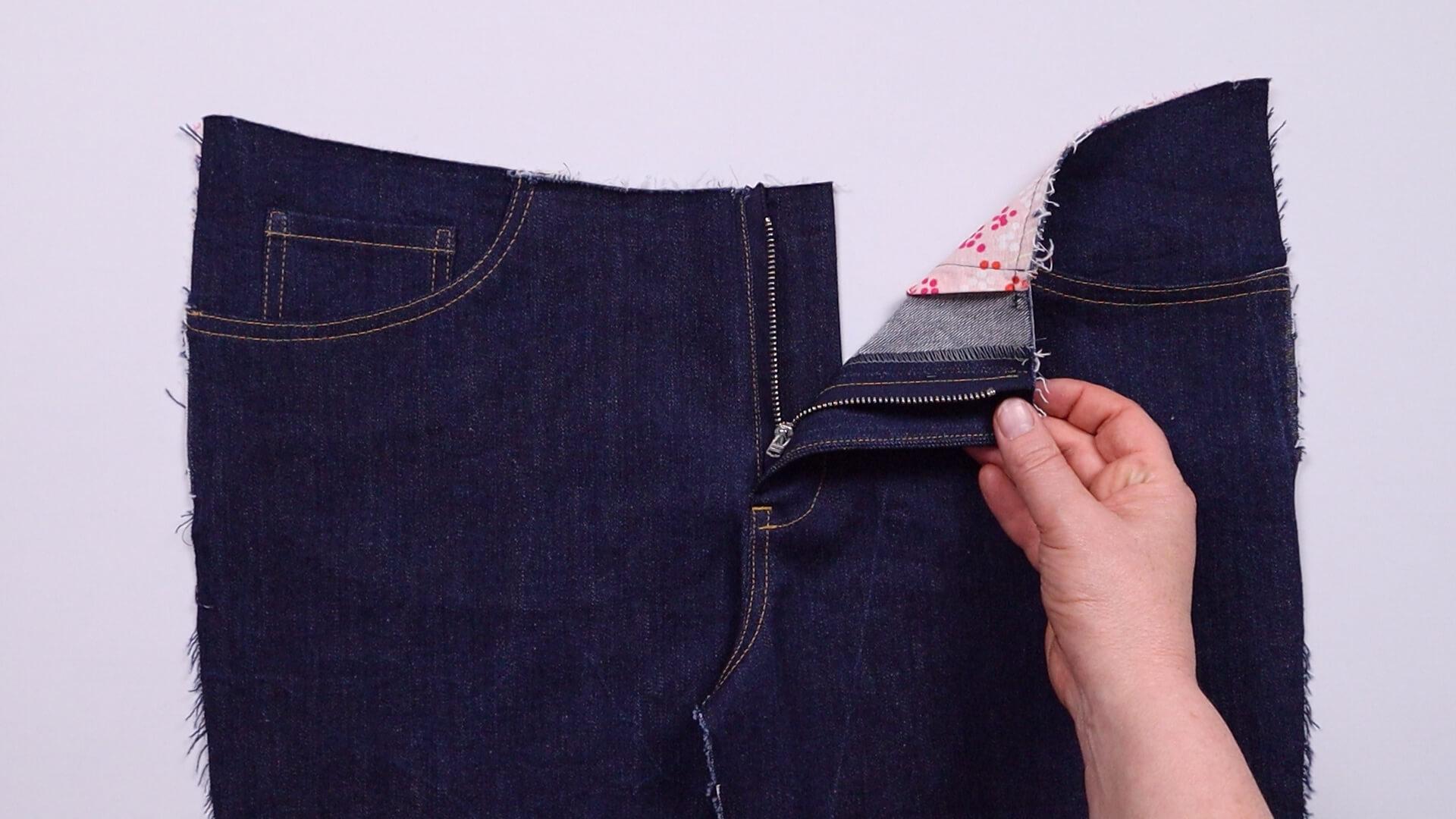 smartPATTERN Nähanleitung für Schlitz mit Reißverschluss einer Jeans- fertiger Schlitz mit geöffnetem Reißverschluss