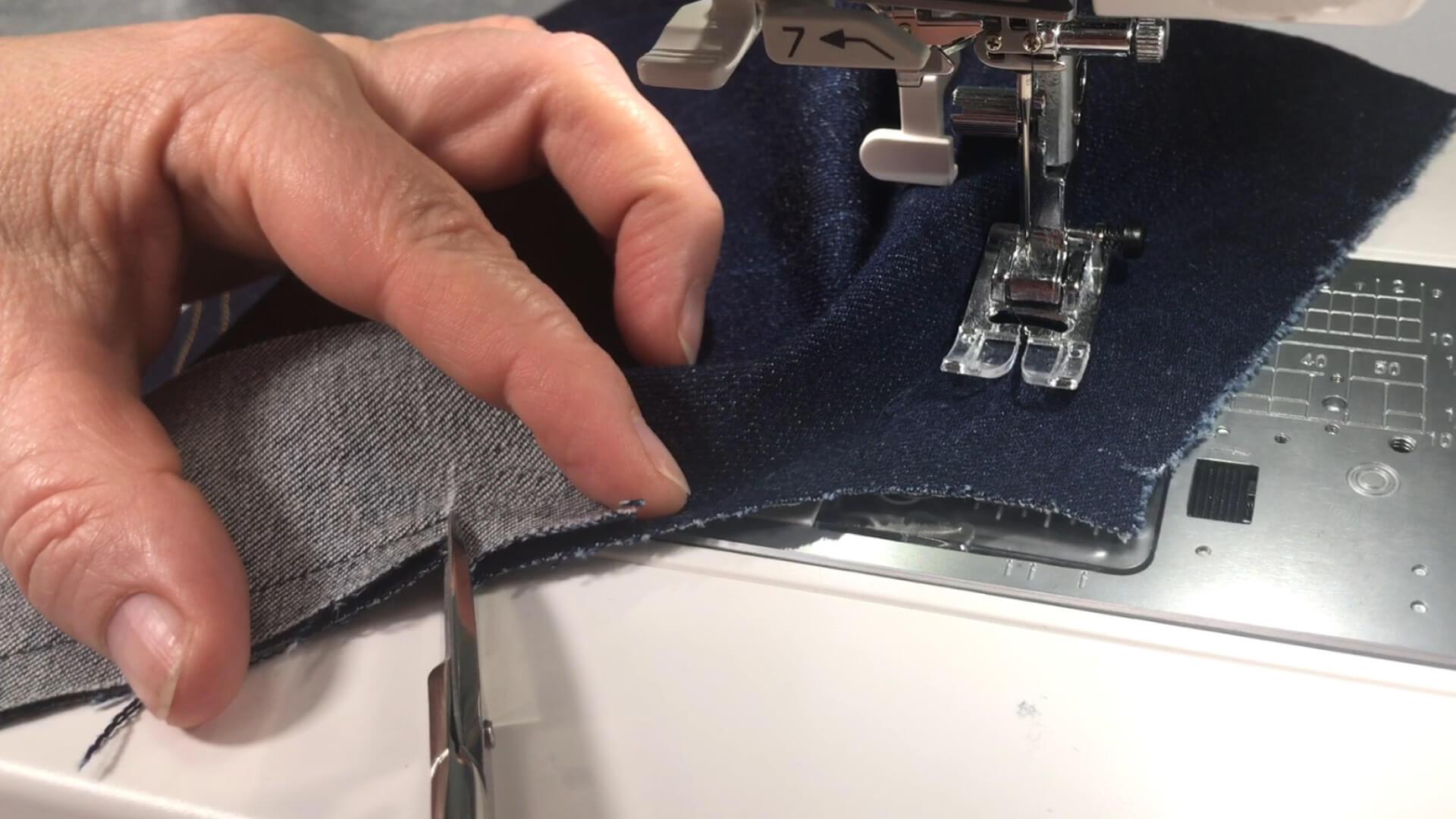 smartPATTERN Nähanleitung für Schlitz mit Reißverschluss einer Jeans- Schlitzende am Beleg und Vorderteil einknipsen