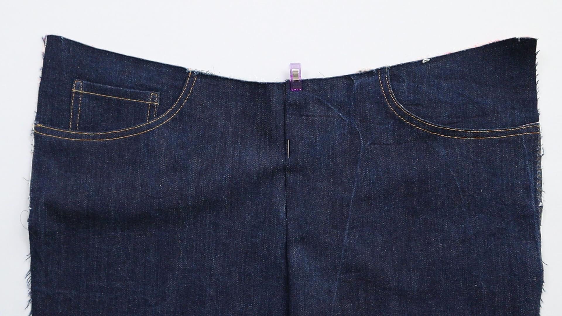 smartPATTERN Nähanleitung für Schlitz mit Reißverschluss einer Jeans - vordere Mitte zustecken