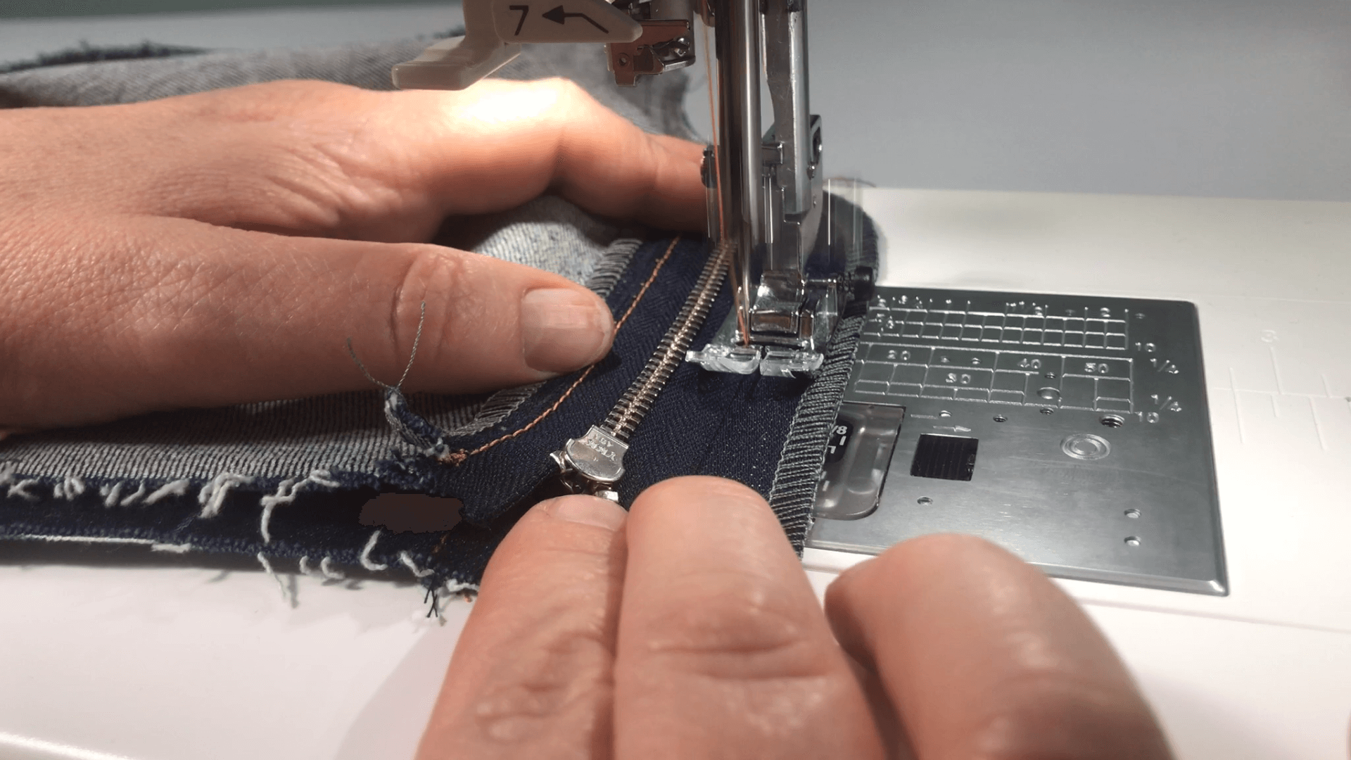 smartPATTERN Nähanleitung für Schlitz mit Reißverschluss einer Jeans- Reißverschlussband am Schlitzbeleg annähen