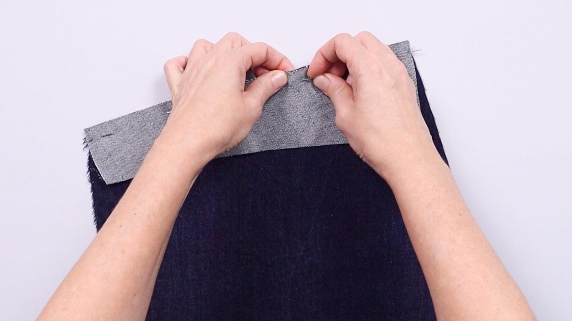 smartPATTERN Nähanleitung für Sattel-und Gesäßnaht einer Jeanshose- Sattel an Hinterhose feststecken