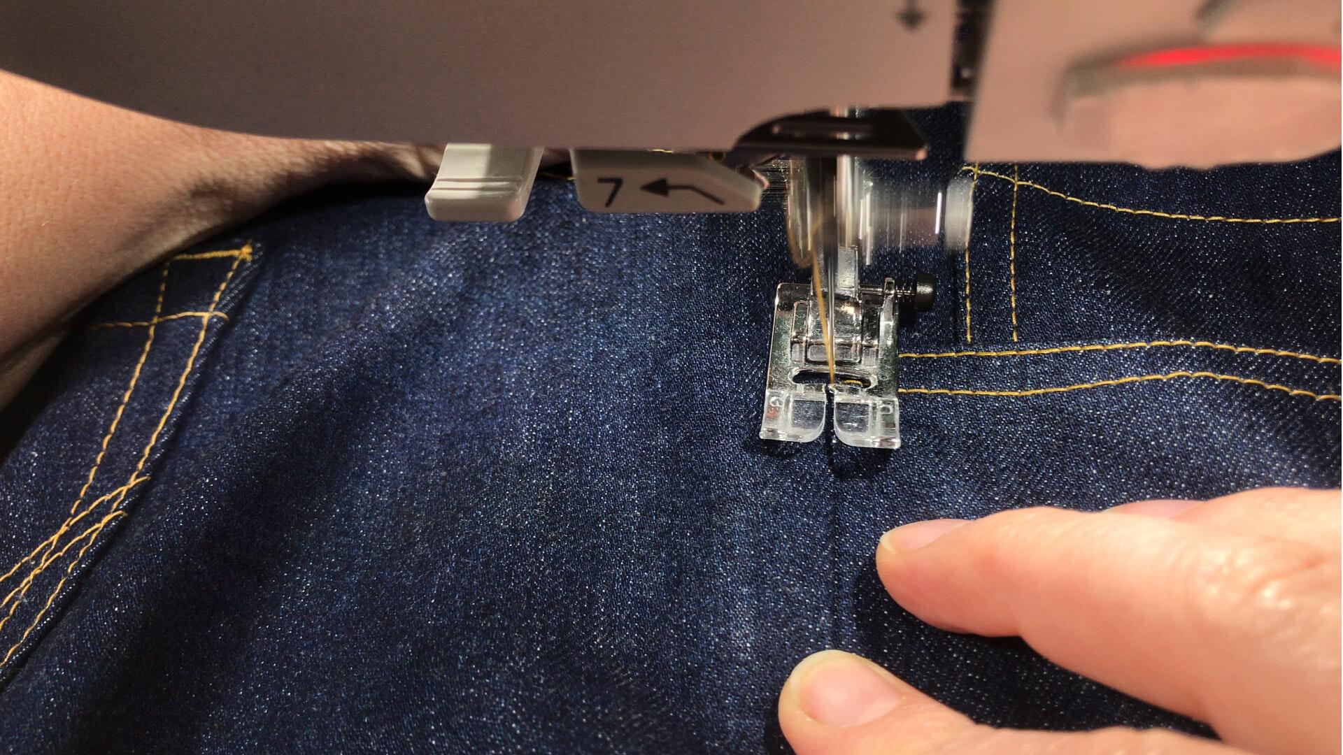 smartPATTERN Nähanleitung Beinnähte Jeanshose- Außennaht in Taschenbeutellänge auf Hinterhose übersteppen