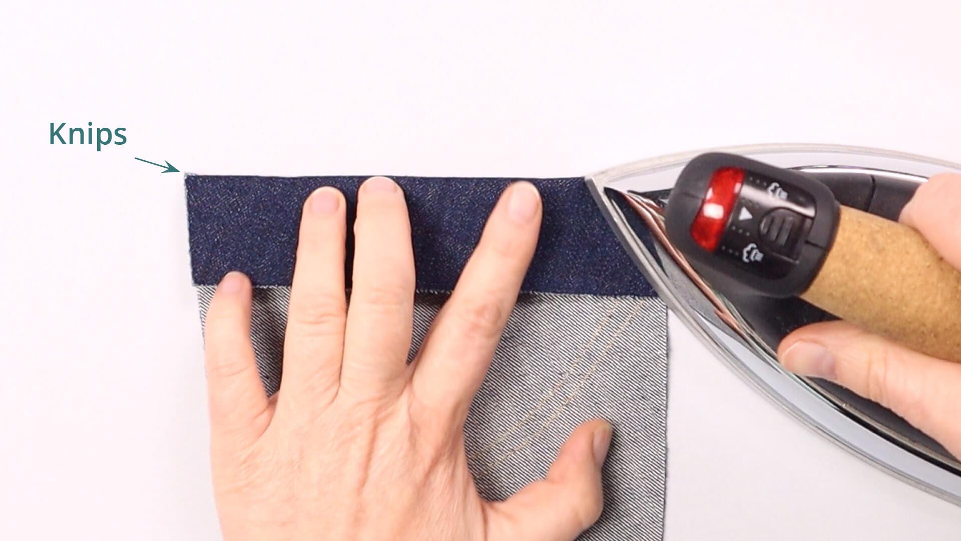 smartPATTERN Nähanleitung für aufgesetzte hintere Tasche einer Jeanshose- Einschlag am Eingriff umbügeln
