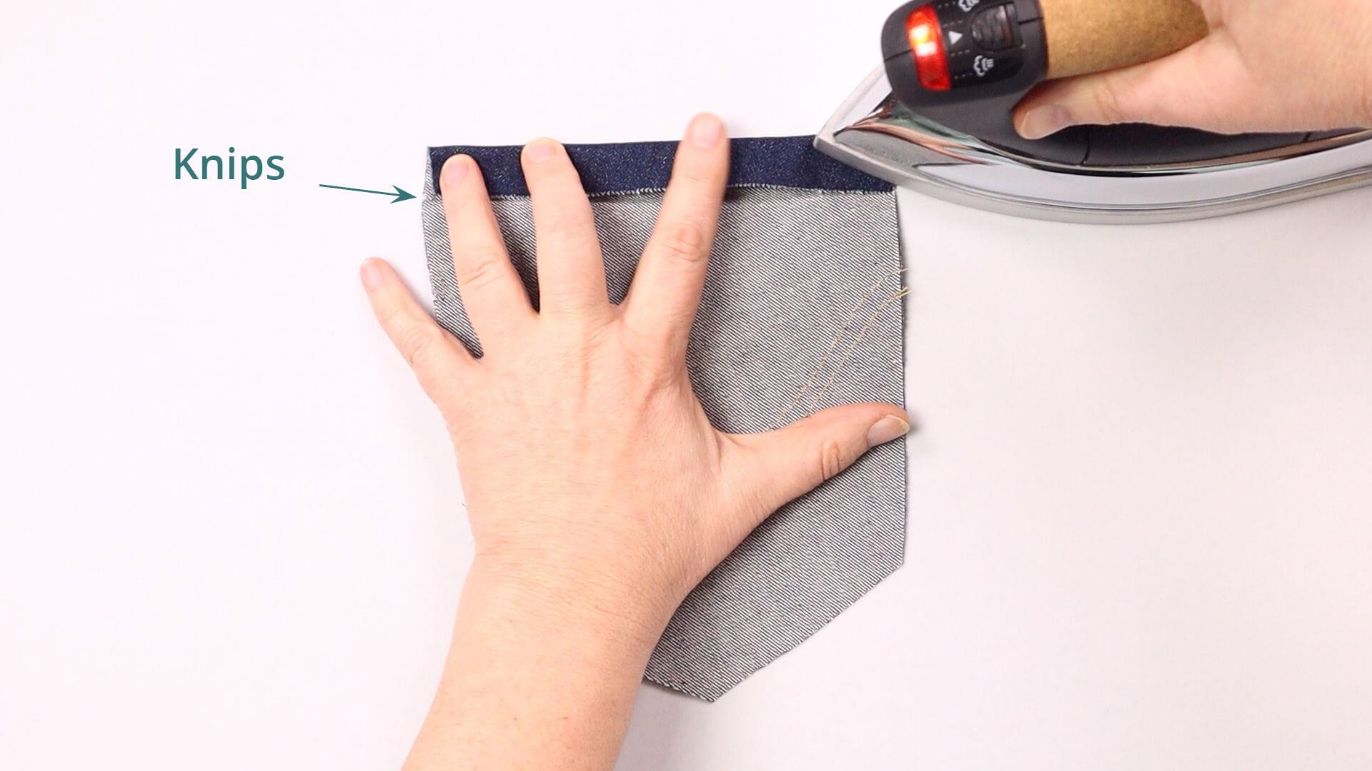 smartPATTERN Nähanleitung für aufgesetzte hintere Tasche einer Jeanshose-Einschlag auf Hälfte zur Eingriffkante bügeln