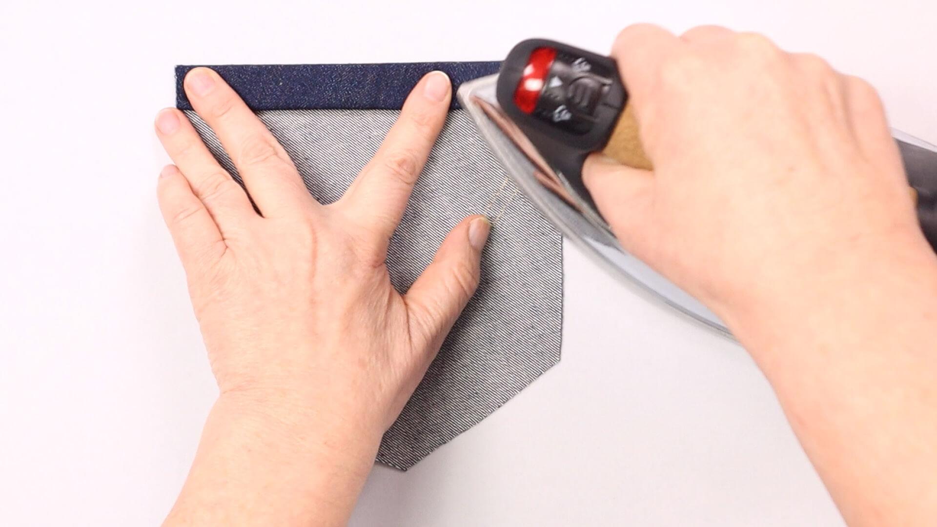 smartPATTERN Nähanleitung für aufgesetzte hintere Tasche einer Jeanshose- doppelten Einschlag bügeln