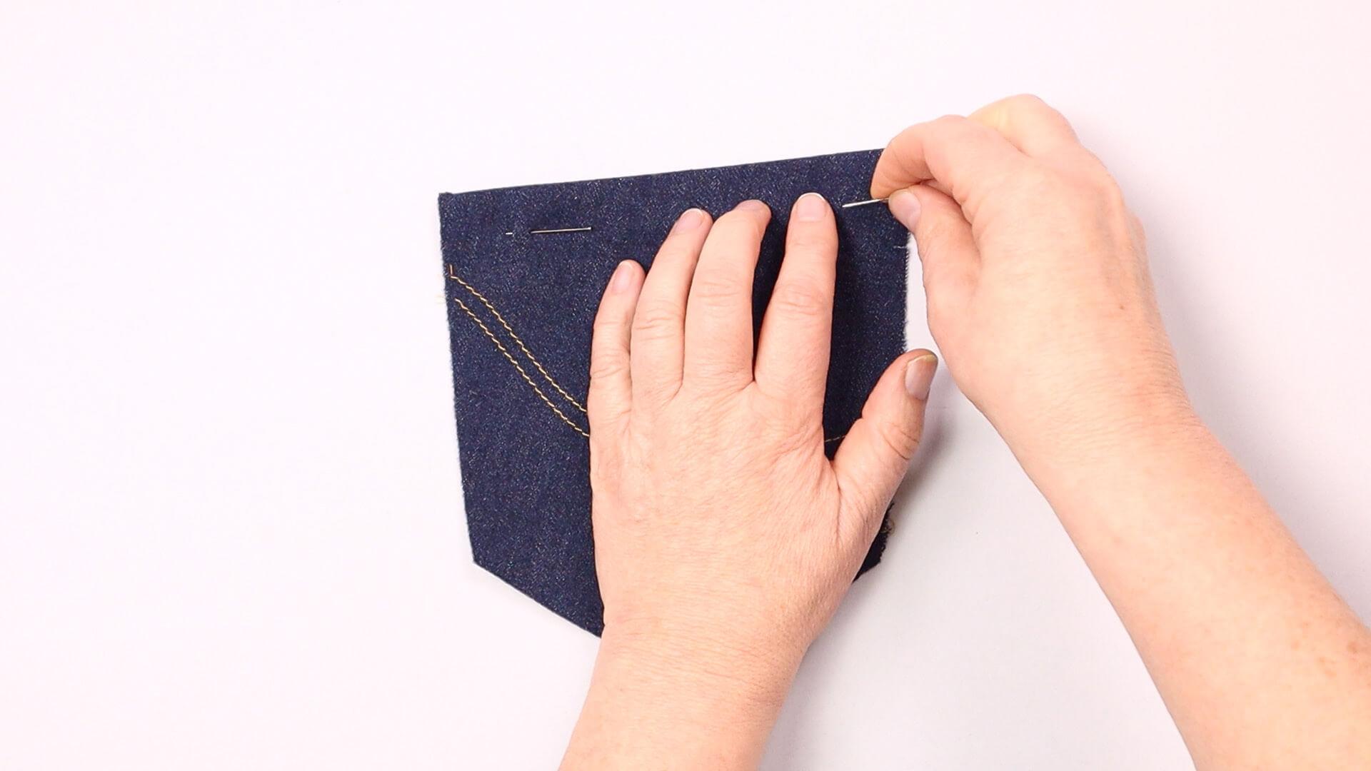 smartPATTERN Nähanleitung für aufgesetzte hintere Tasche einer Jeanshose- Einschlag an Eingriffkante feststecken