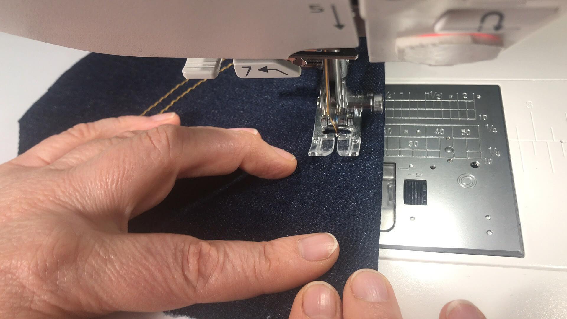 smartPATTERN Nähanleitung für aufgesetzte hintere Tasche einer Jeanshose- Tascheneingriff steppen