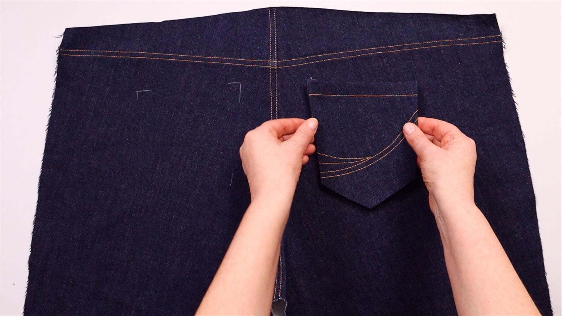 smartPATTERN Nähanleitung für aufgesetzte hintere Tasche einer Jeanshose- Tasche auf rechtem Hosenteil platzieren