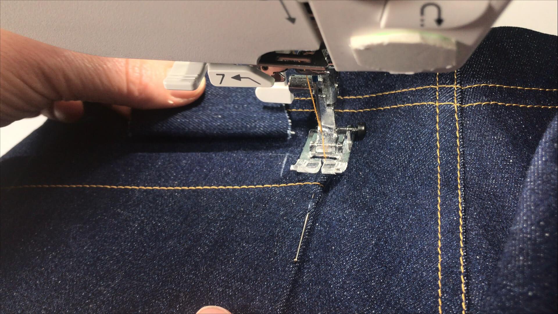 smartPATTERN Nähanleitung für aufgesetzte hintere Tasche einer Jeanshose- Nähfuß mit vorgelegtem Stoffrest gerade stellen