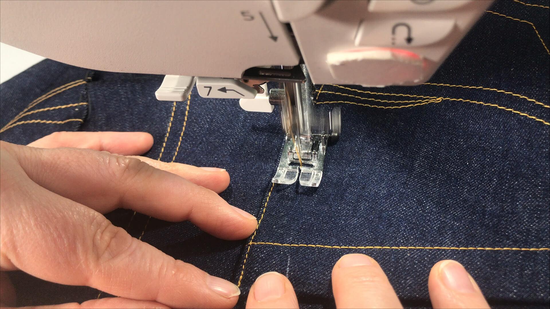 smartPATTERN Nähanleitung für aufgesetzte hintere Tasche einer Jeanshose- innere Aufsetznaht zur Eingriffkante steppen