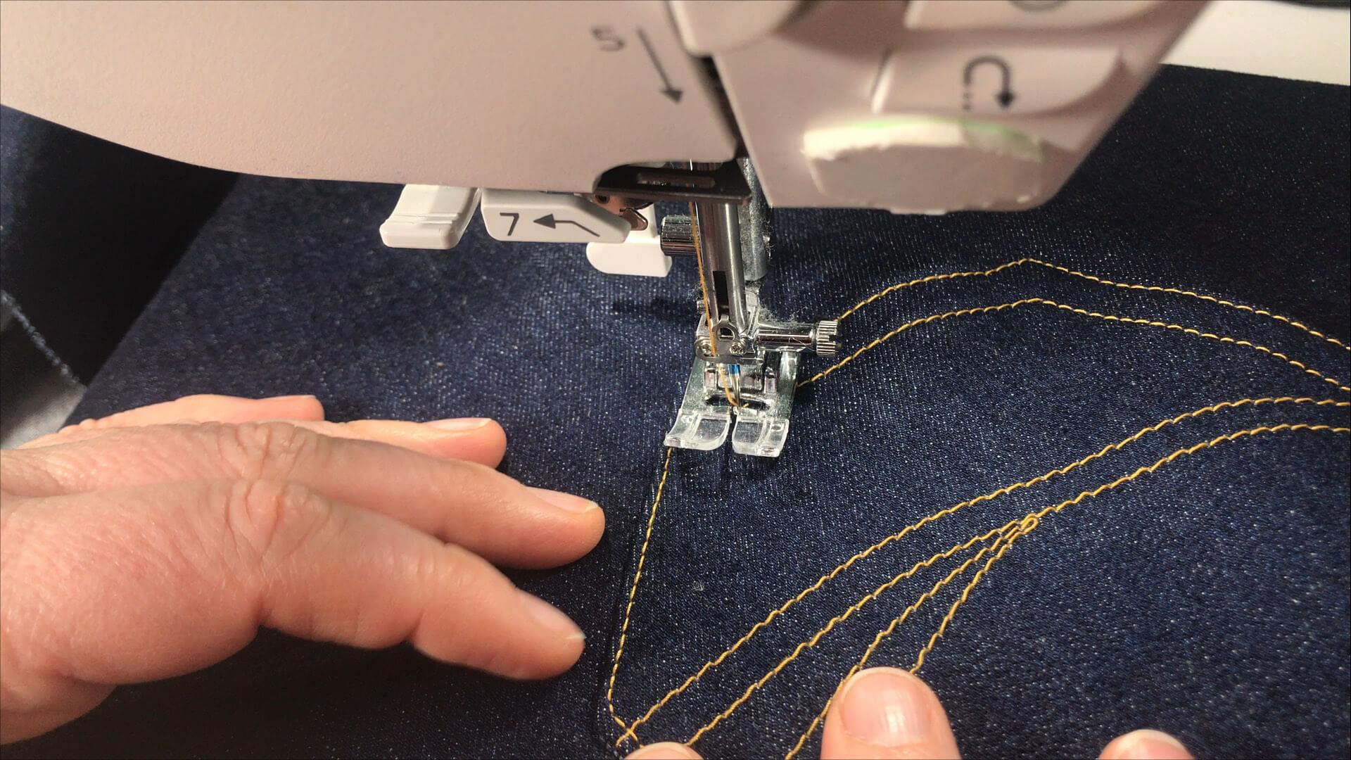 smartPATTERN Nähanleitung für aufgesetzte hintere Tasche einer Jeanshose- innere Aufsetznaht steppen