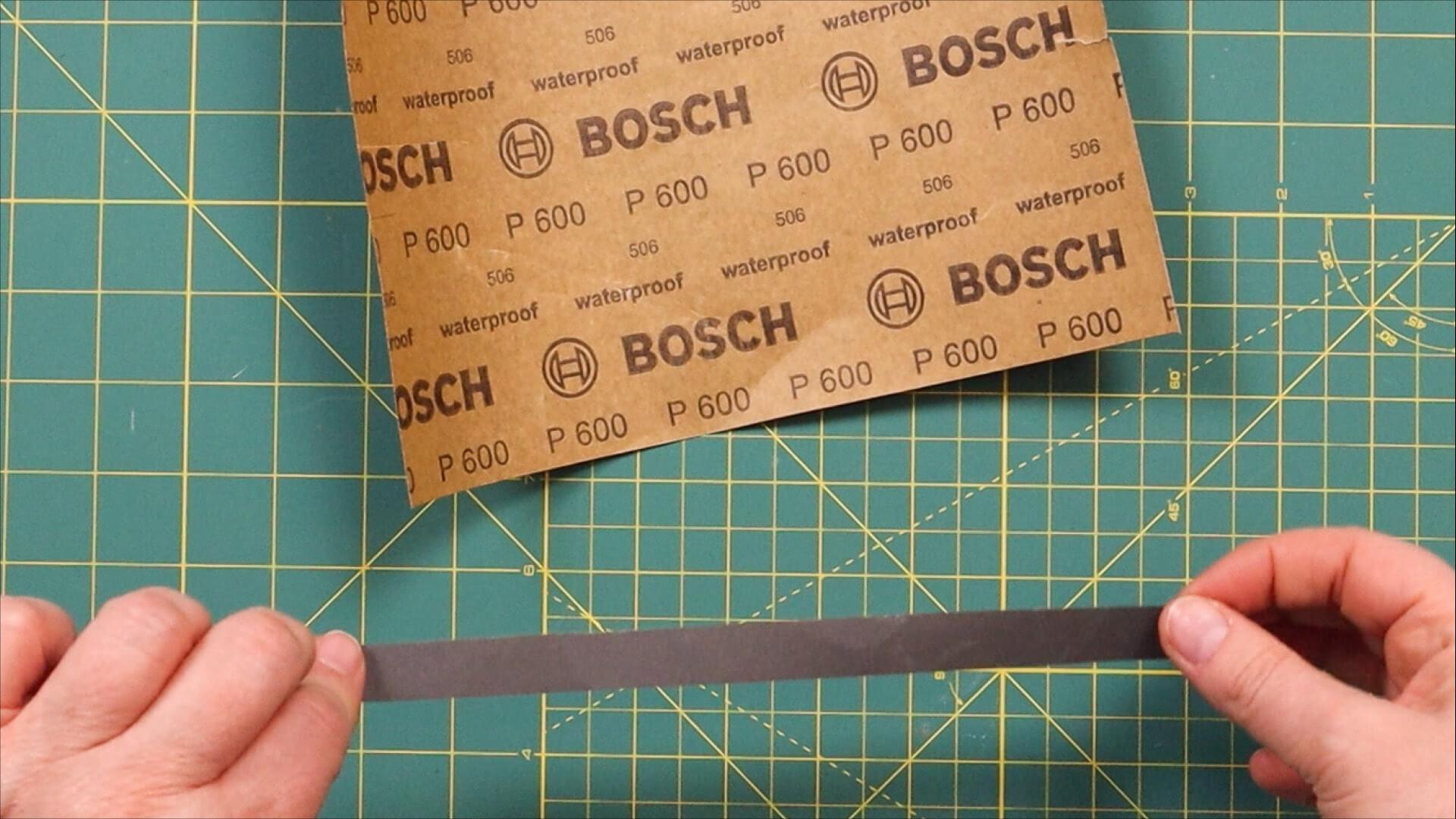 smartPATTERN Nähanleitung für aufgesetzte hintere Tasche einer Jeanshose- Streifen aus feinem Schleifpapier