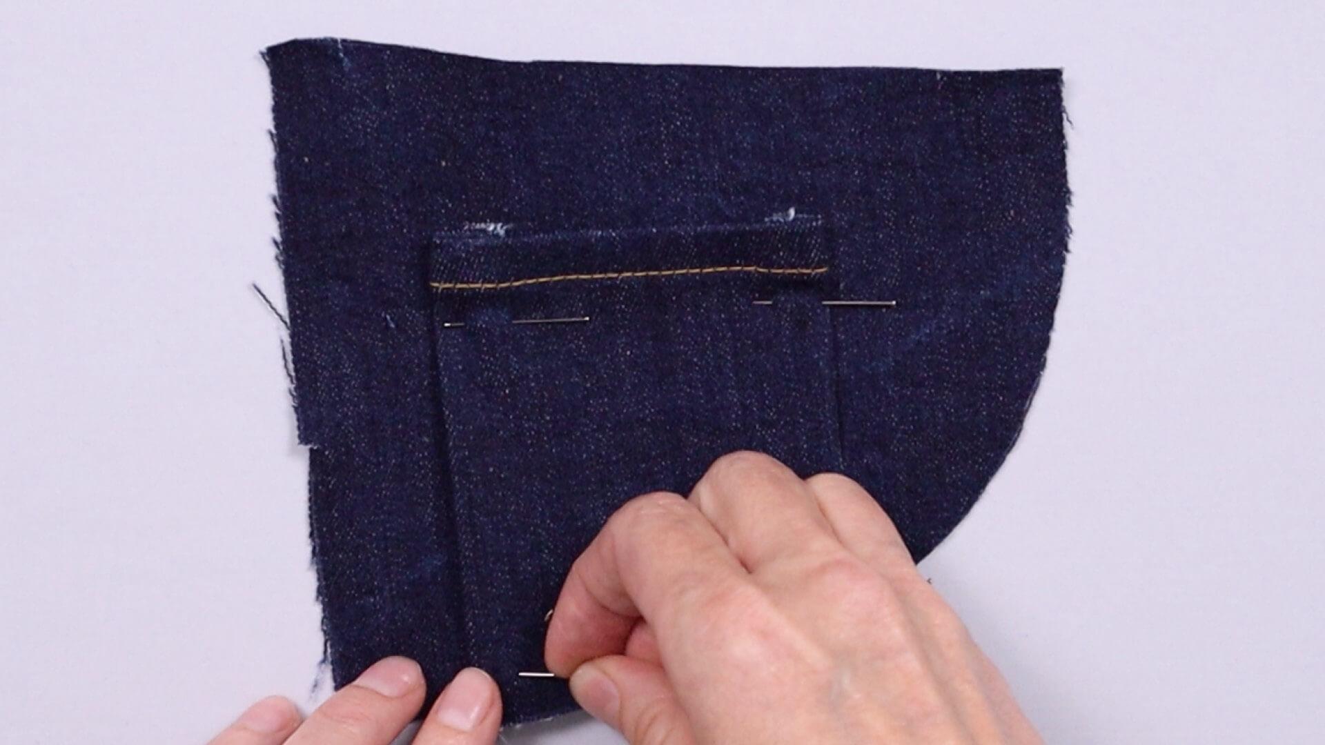 smartpattern Nähanleitung für vordere Jeanstasche- Münztasche auf Taschenbeleg feststecken