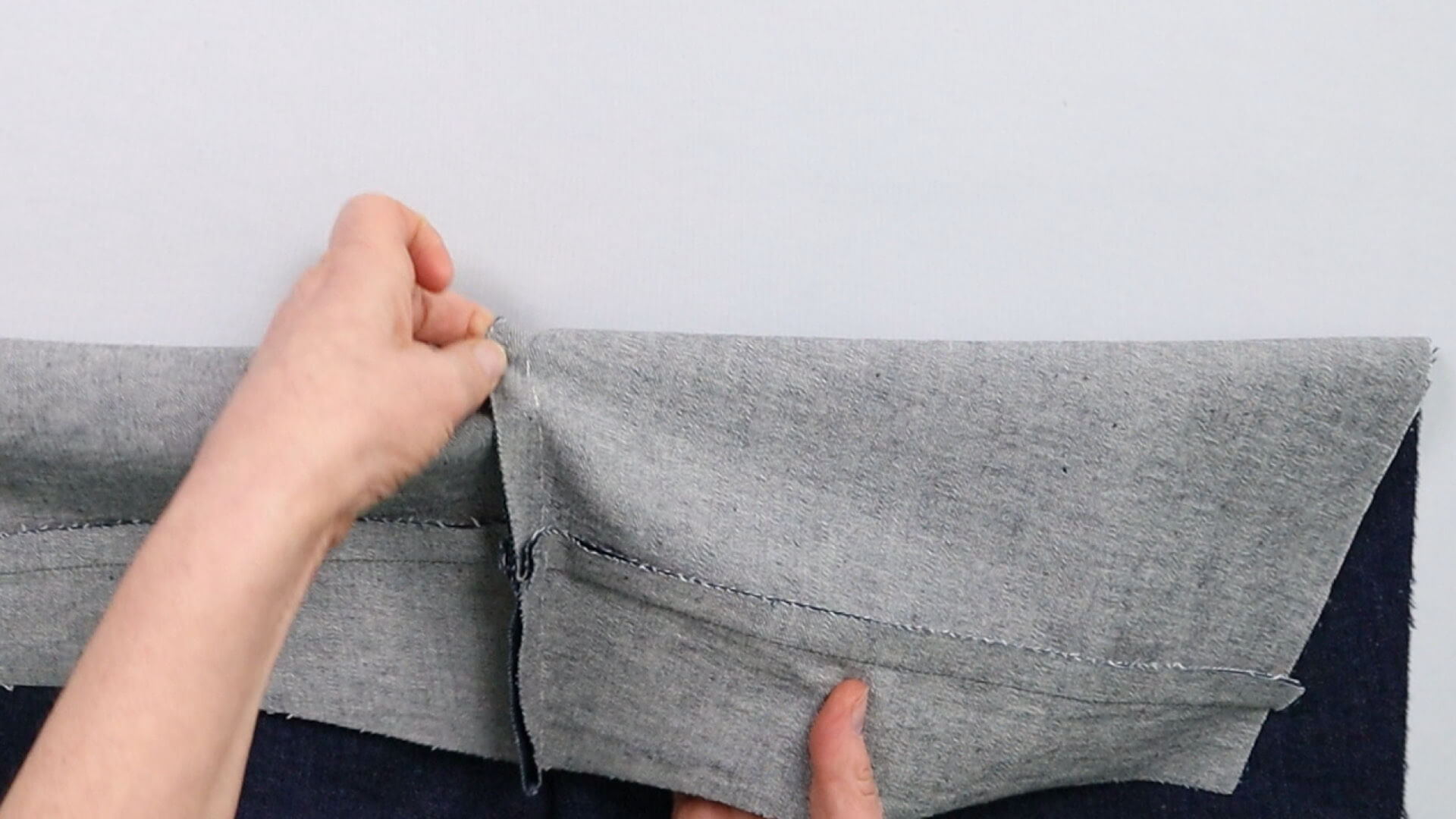 smartPATTERN Nähanleitung zum Vorbereiten einer Jeanshose-zur Anprobe - HInterhose zum Positionieren der Taschen bereitlegen