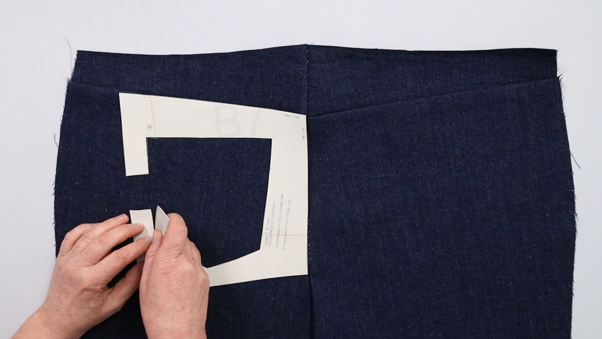 smartPATTERN sewing instructions for preparing a pair of jeans for fitting - mark the left rear pocket position