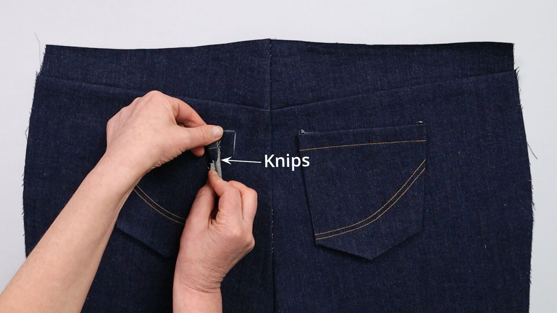 smartPATTERN Nähanleitung zum Vorbereiten einer Jeanshose-zur Anprobe - rechte Tasche mit Knips zur Gesäßnaht auf Hinterhose auflegen