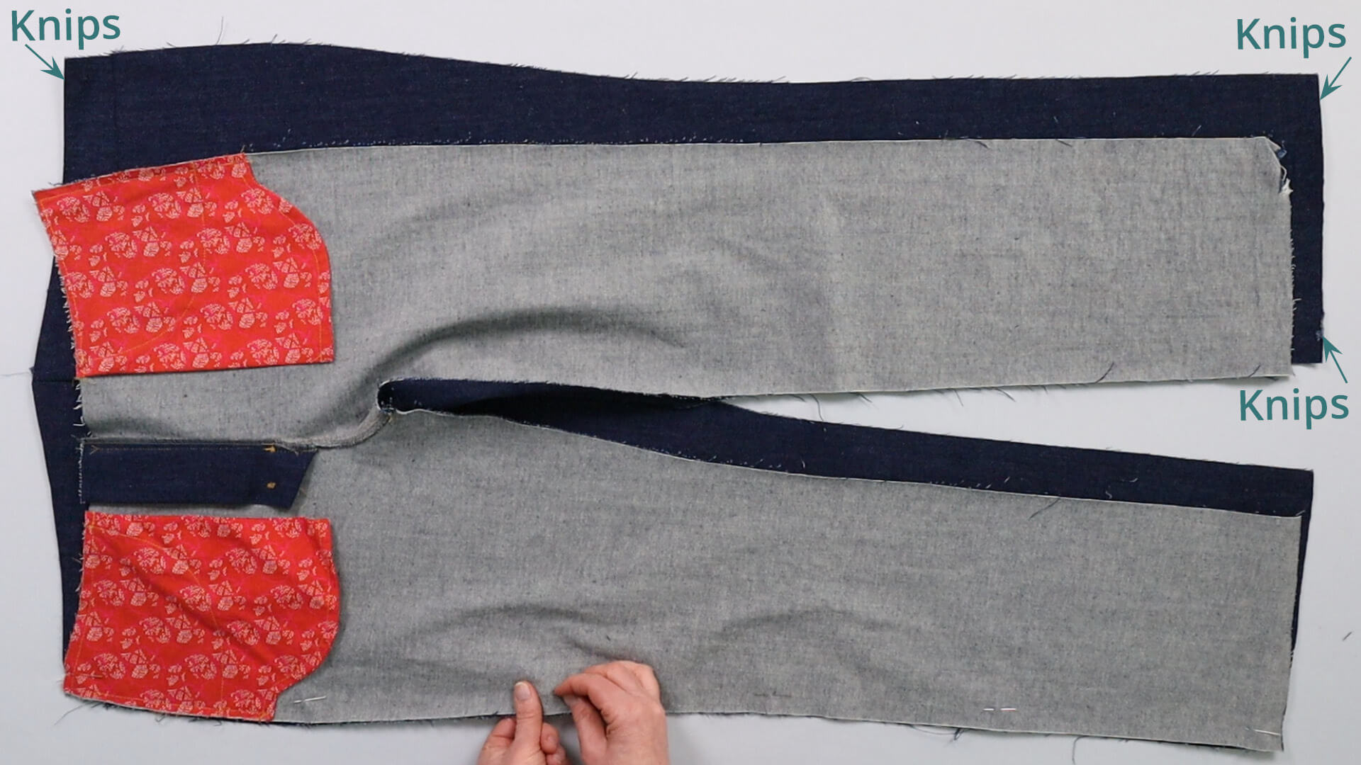smartPATTERN Nähanleitung zum Vorbereiten einer Jeanshose-zur Anprobe - Hosenbeine an Seitennaht zusammenstecken