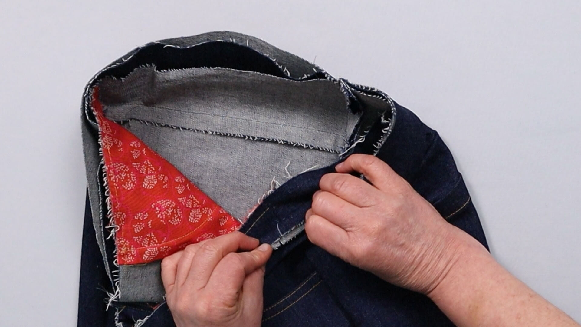 smartPATTERN Nähanleitung zum Vorbereiten einer Jeanshose-zur Anprobe - Bund mit Knips an Seitennaht feststecken