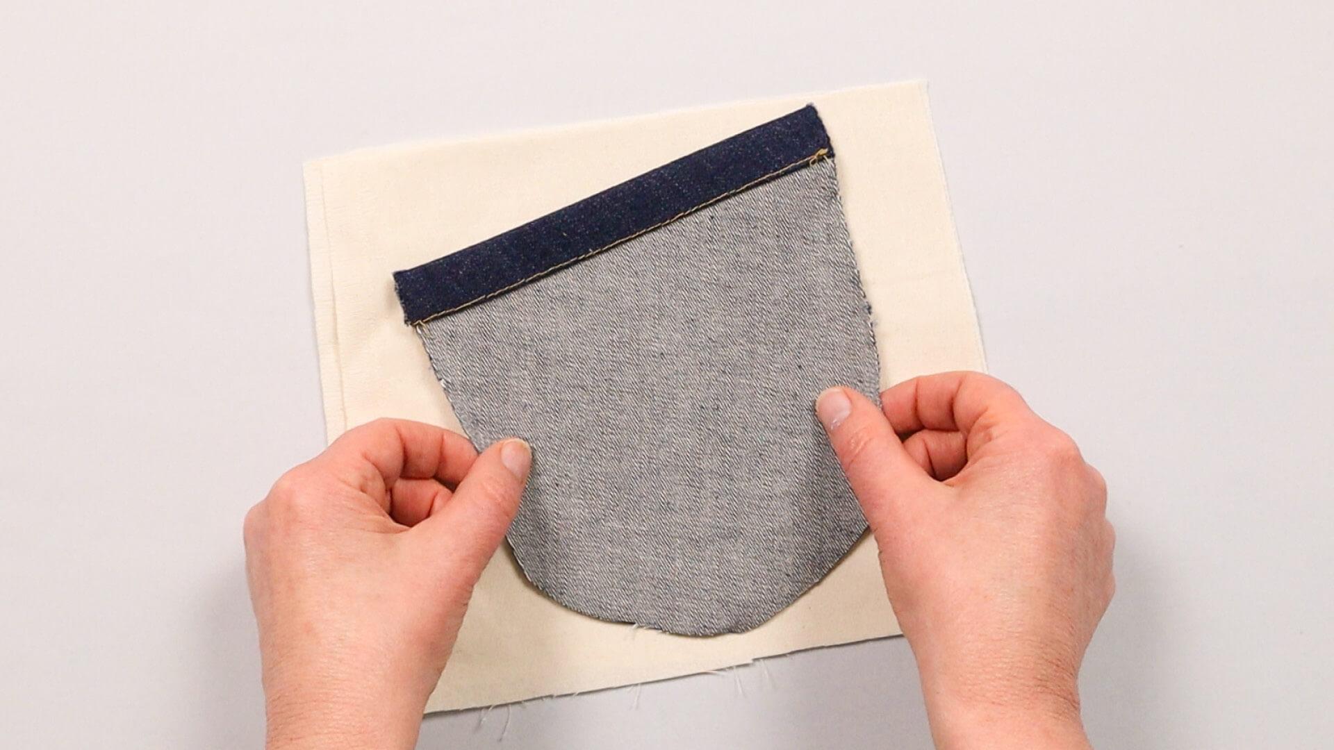 smartPATTERN Nähanleitung für aufgesetzte hintere Tasche einer Jeanshose- Stoff zum Verstürzen im Fadenlauf der Tasche ausrichten