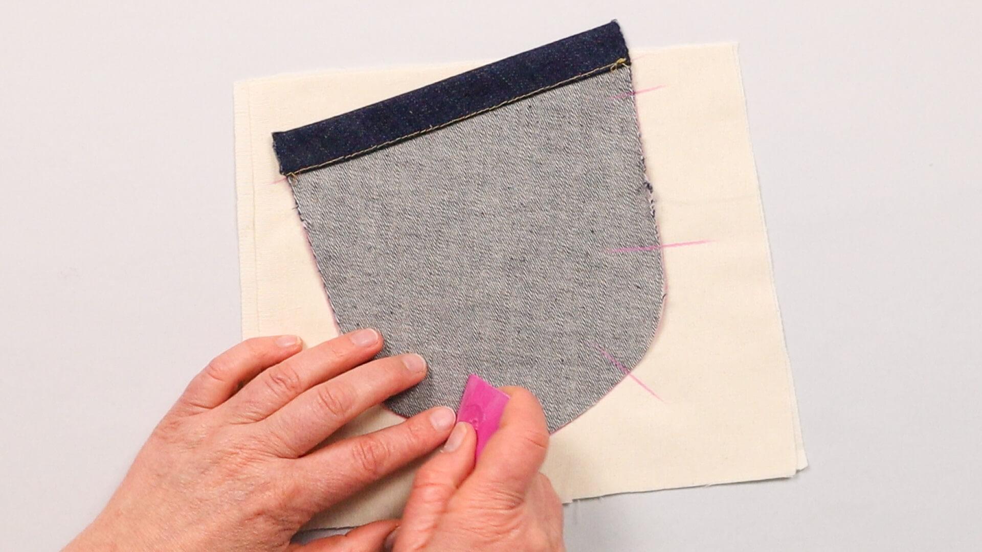 smartPATTERN Nähanleitung für aufgesetzte hintere Tasche einer Jeanshose- Zusammensetzmarkierungen auf Tasche und Stoff kennzeichnen