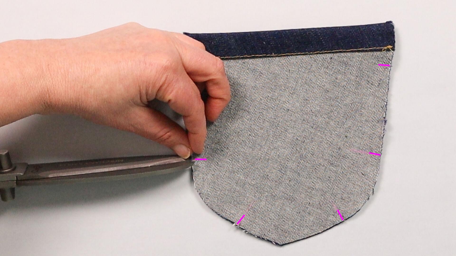 smartPATTERN Nähanleitung für aufgesetzte hintere Tasche einer Jeanshose- Zusammensetzmarkierungen an Tasche einknipsen
