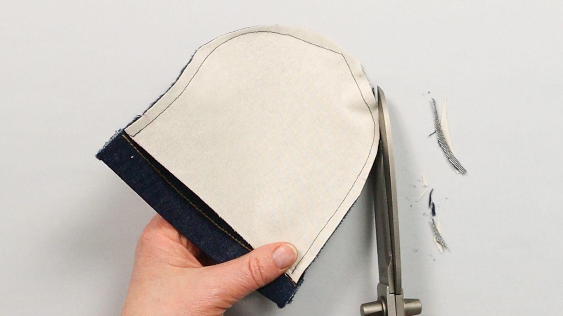 smartPATTERN Nähanleitung für aufgesetzte hintere Tasche einer Jeanshose- Nahtzugabe an Rundung auf 3 mm Breite zurückschneiden