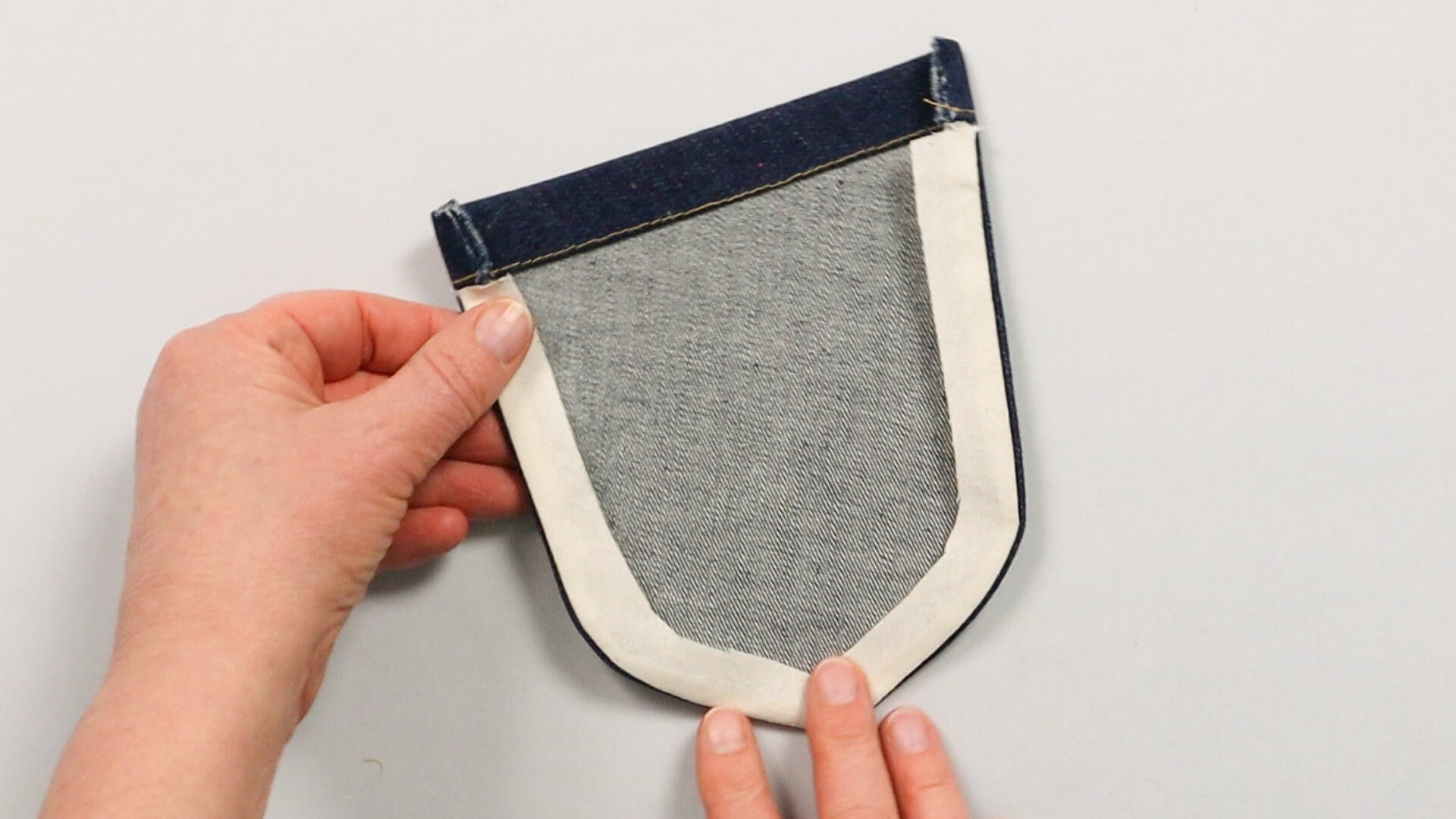 smartPATTERN Nähanleitung für aufgesetzte hintere Tasche einer Jeanshose- Innenansicht der fertigen Tasche