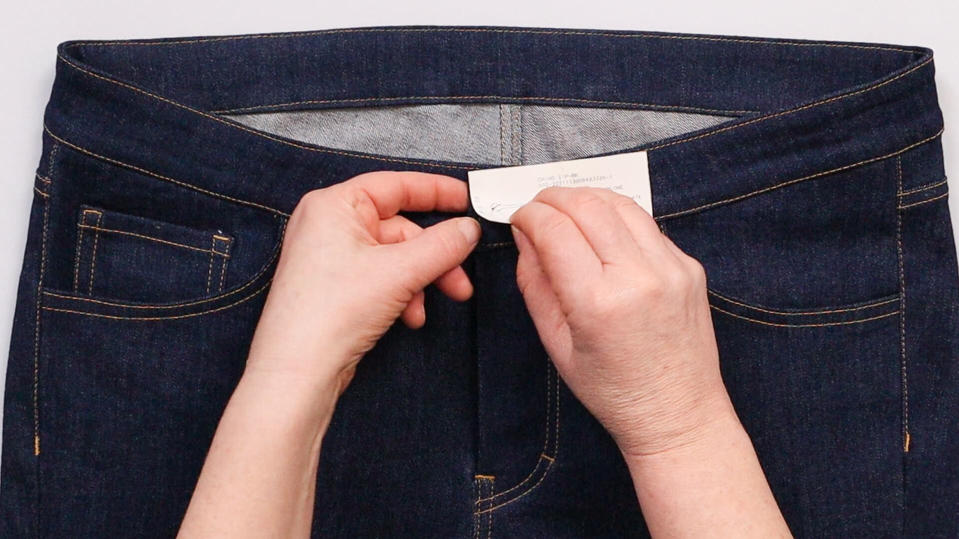 smartPATTERN Nähanleitung angesetzten Bund an Jeanshose nähen - Knopflochbeginn mit Schablone markieren