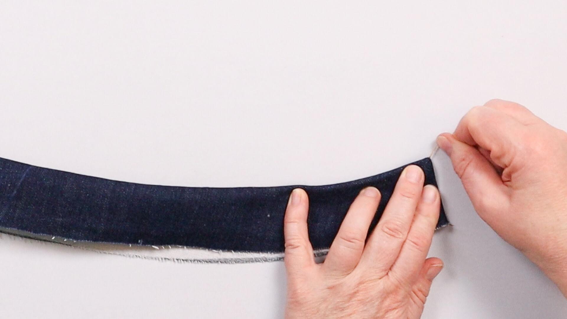 smartPATTERN Nähanleitung angesetzten Bund an Jeanshose nähen - obere Ecken mit "Wendefaden" in Form ziehen