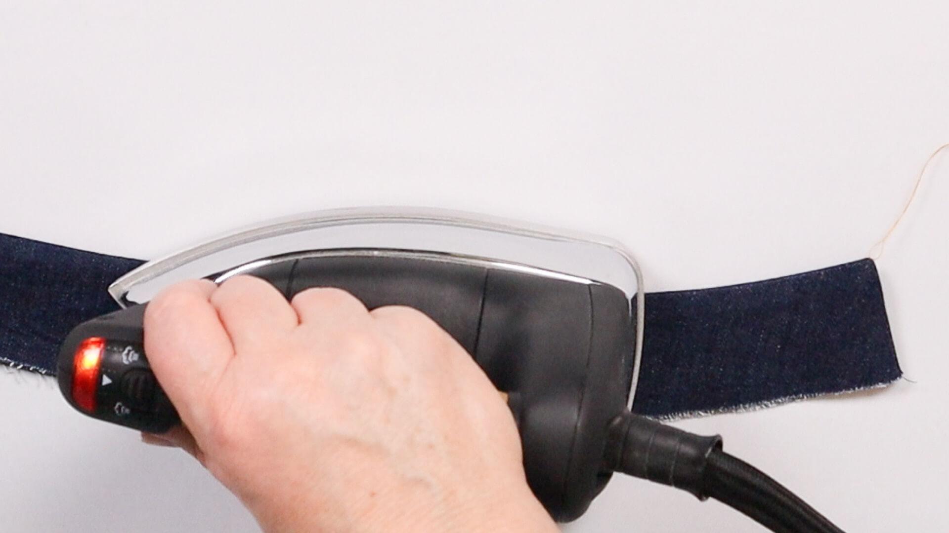 smartPATTERN Nähanleitung angesetzten Bund an Jeanshose nähen - gewendete Bundkante festbügeln