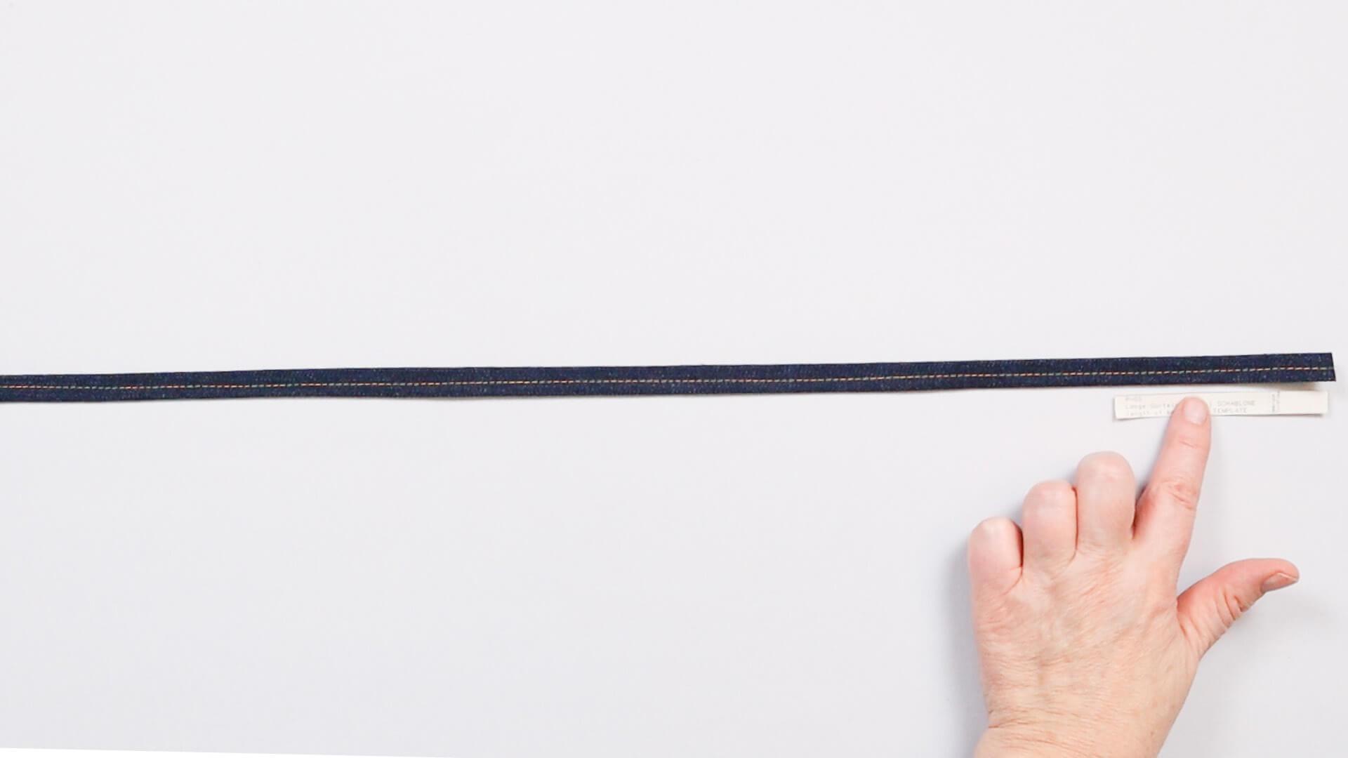 smartPATTERN Nähanleitung angesetzten Bund an Jeanshose nähen - gesteppte Gürtelschlaufe mit Schablone auf Länge schneiden