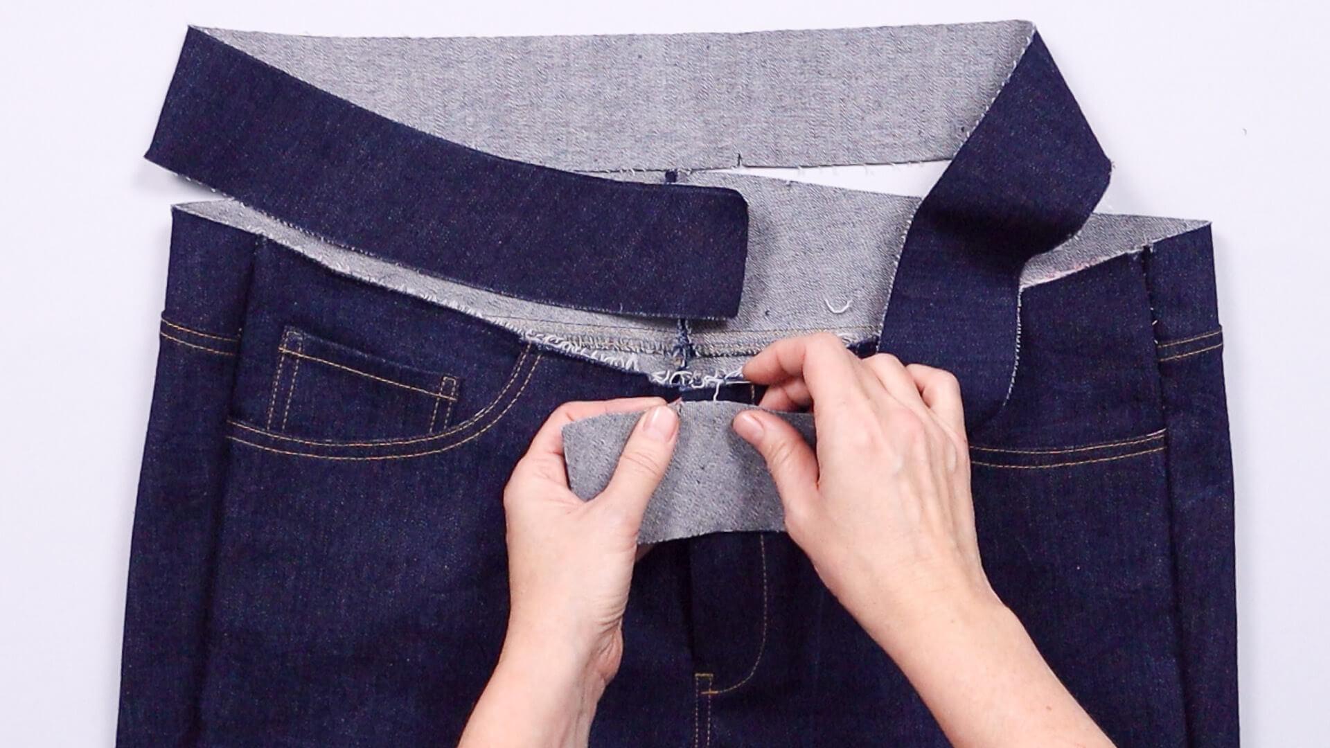 smartPATTERN Nähanleitung zum Vorbereiten einer Jeanshose-zur Anprobe - vorderen Bundknips an Schlitzkante anlegen