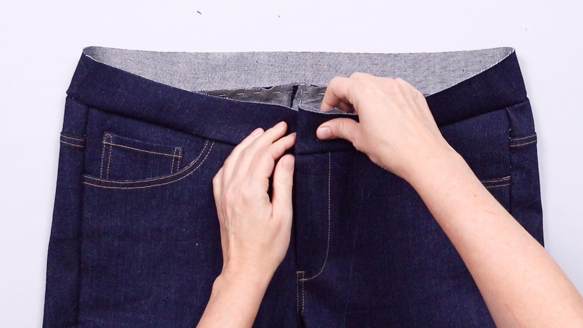 smartPATTERN Nähanleitung zum Vorbereiten einer Jeanshose-zur Anprobe - Nahteinschlag an linker Bundkante umschlagen