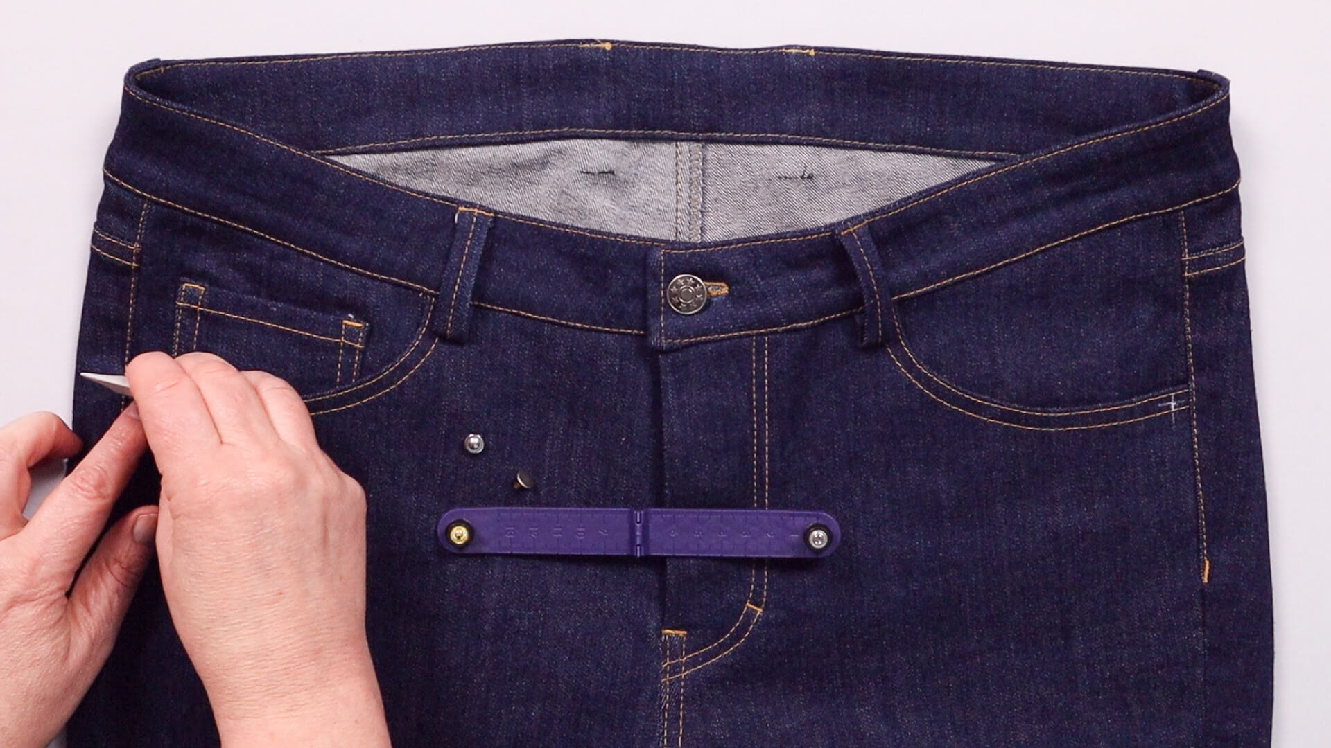 smartPATTERN Nähanleitung zum Anbringen von Nieten an Jeanshose - Nietenposition 1 cm von Seitennaht anzeichnen