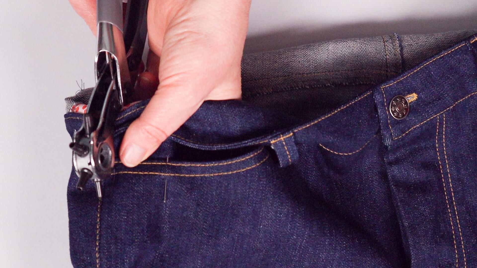 smartPATTERN Nähanleitung zum Anbringen von Nieten an Jeanshose - Loch durch Tasche vorstanzen