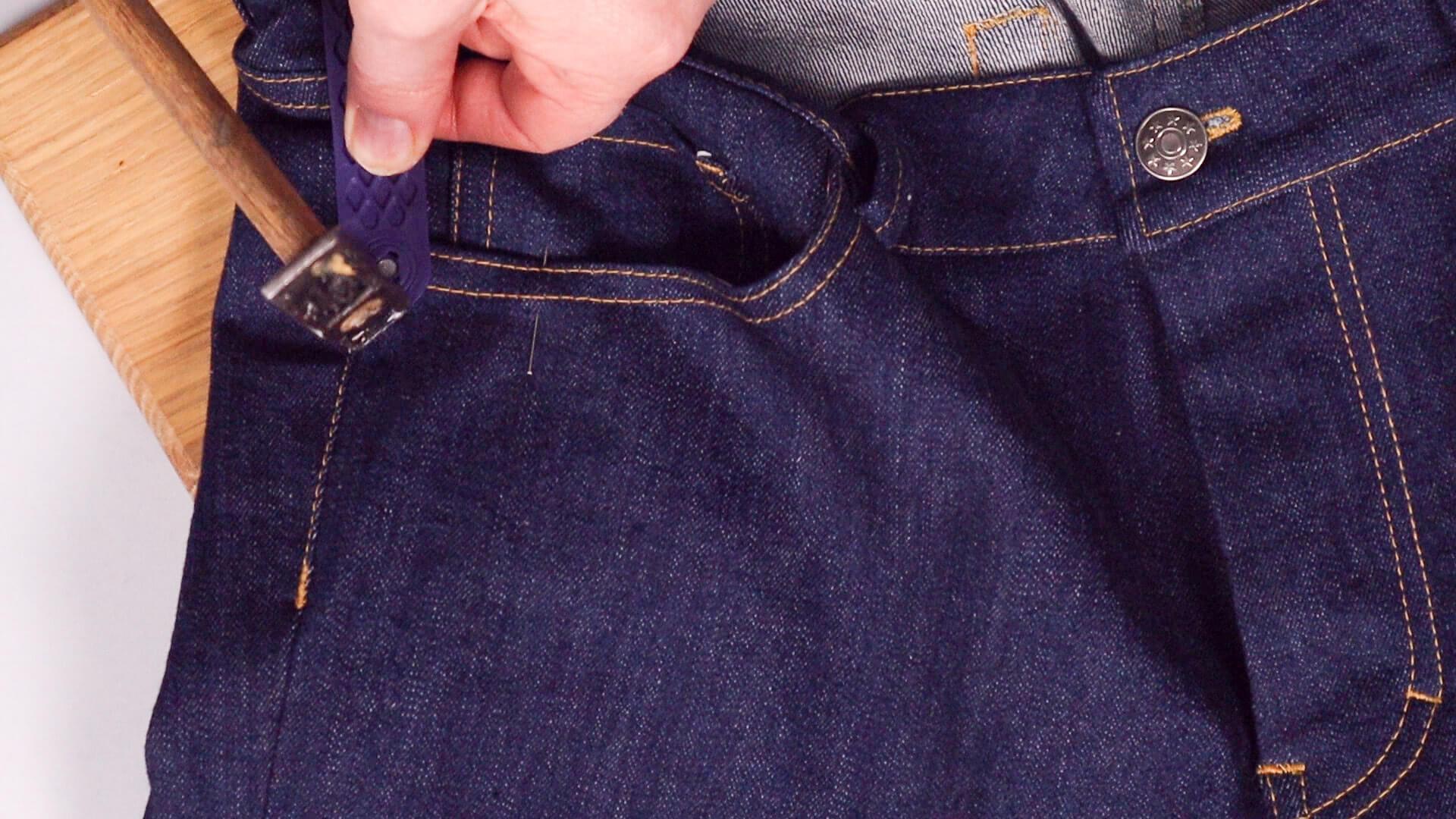 smartPATTERN Nähanleitung zum Anbringen von Nieten an Jeanshose - Niete mit Hammer festschlagen