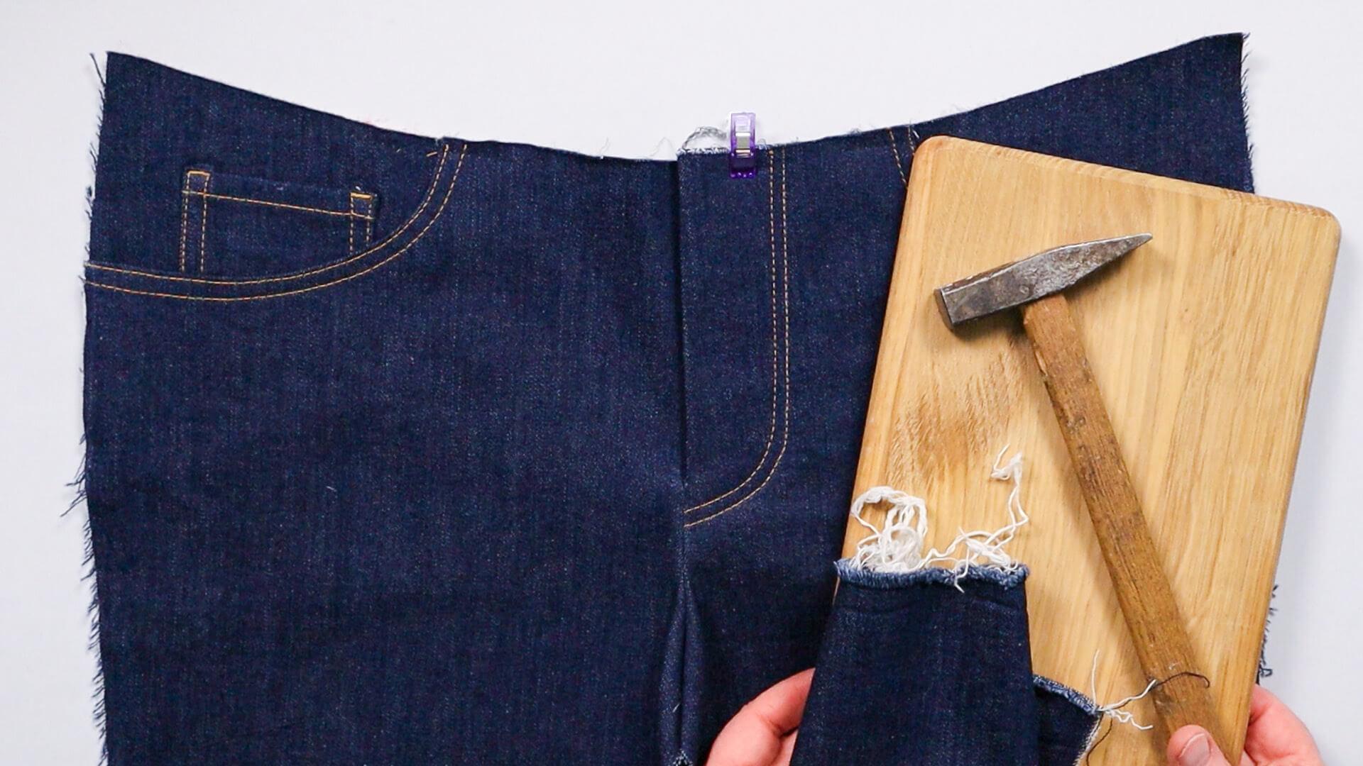 smartPATTERN Nähanleitung für Schlitz mit verdeckter Knopfleiste einer Jeans- Schrittnaht mit Hammer flachklopfen