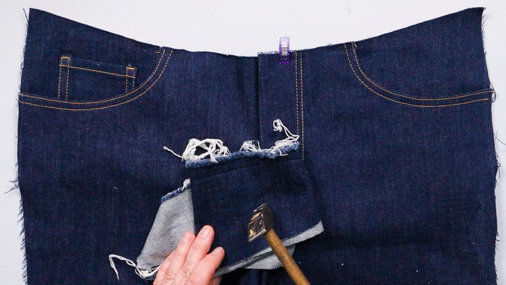 smartPATTERN Nähanleitung für Schlitz mit verdeckter Knopfleiste einer Jeans- Schrittnaht beim Flachklopfen abdecken