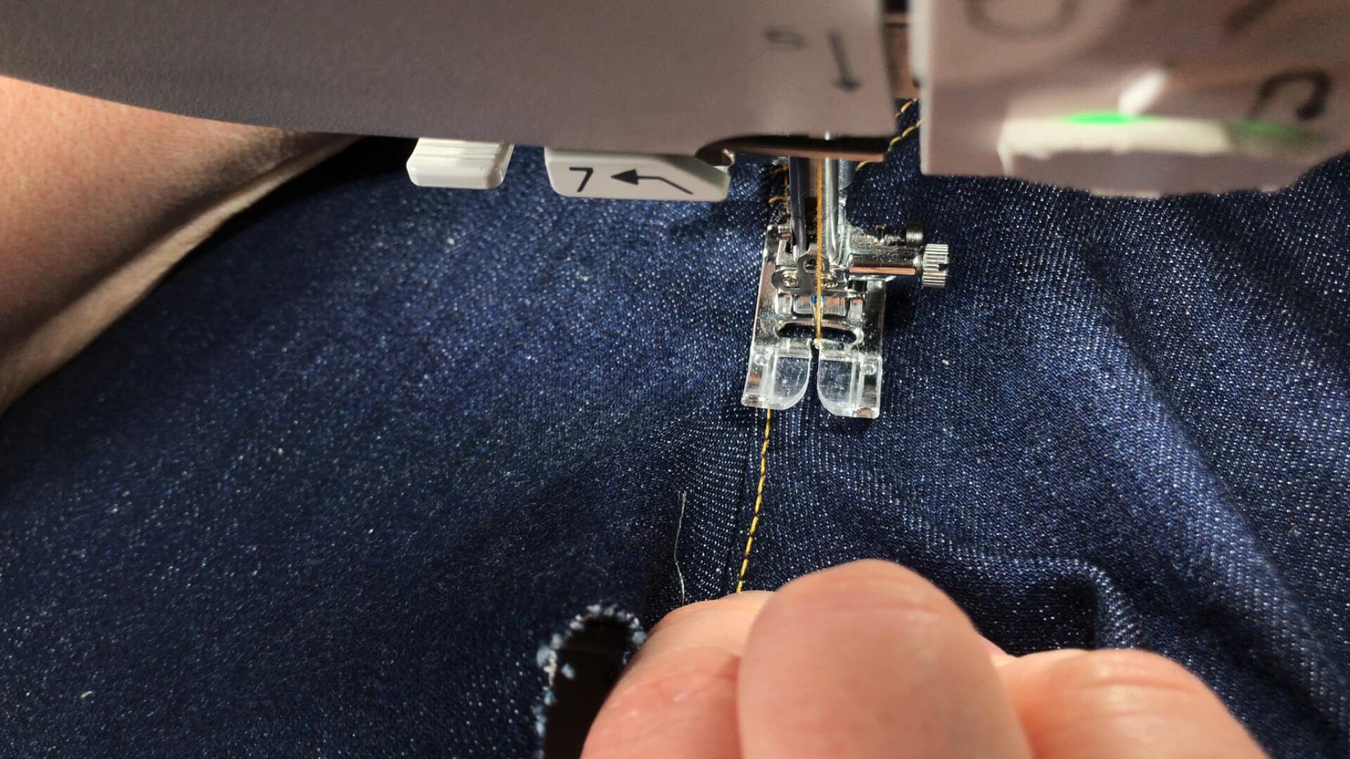 smartPATTERN Nähanleitung für Schlitz mit verdeckter Knopfleiste einer Jeans- Schrittnaht übersteppen