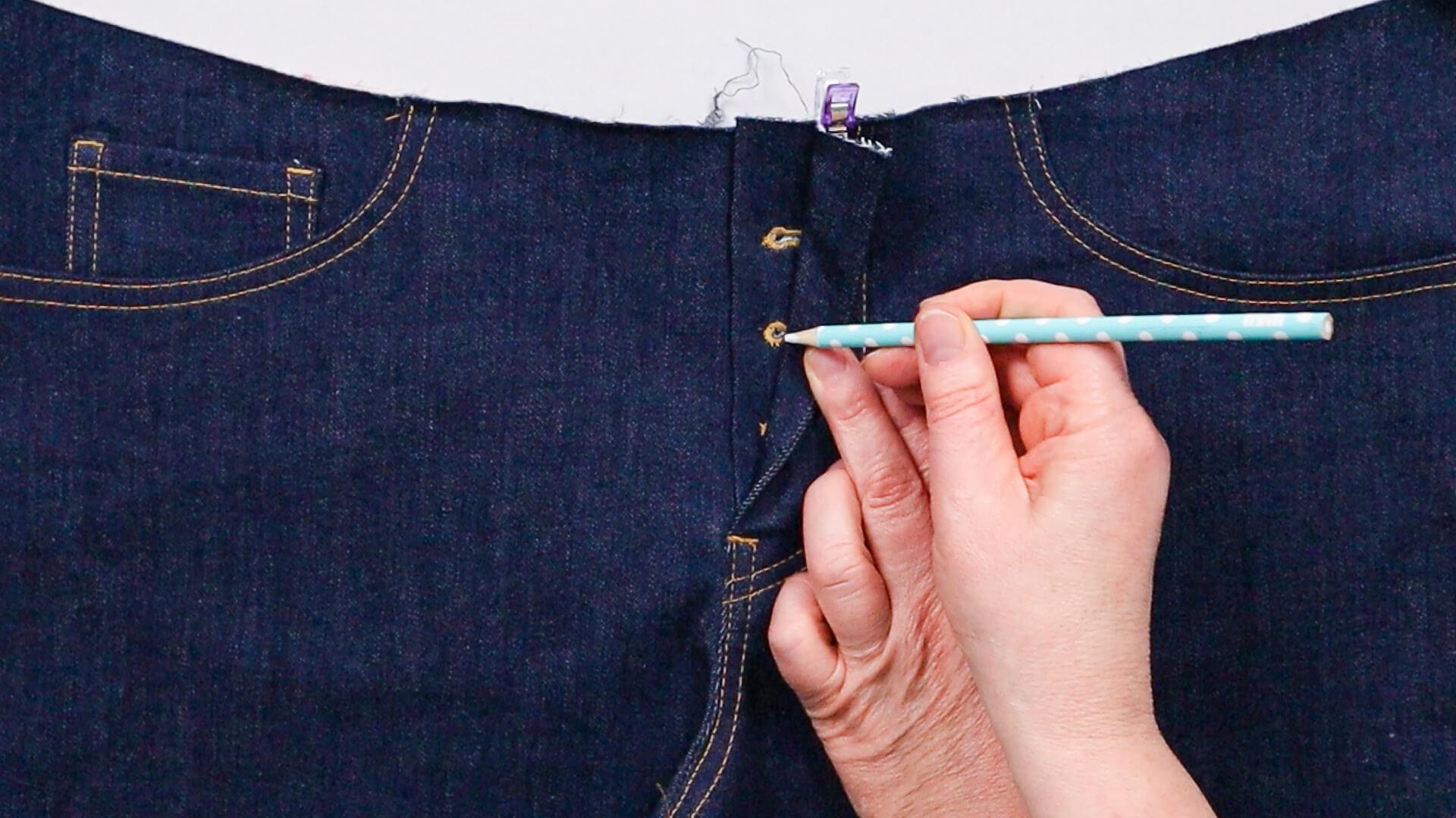 smartPATTERN Nähanleitung für Schlitz mit verdeckter Knopfleiste einer Jeans- Knopfposition anzeichnen