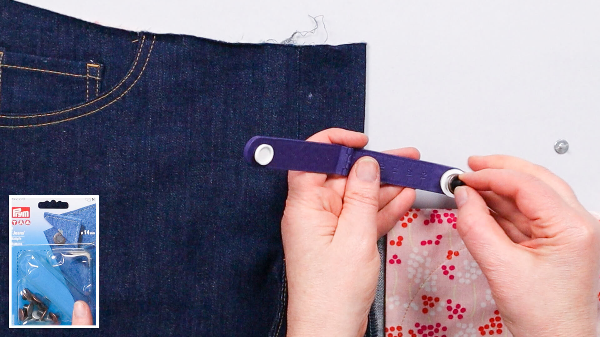 smartPATTERN Nähanleitung für Schlitz mit verdeckter Knopfleiste einer Jeans- Jeansknopfteile ins Werkzeug einsetzen