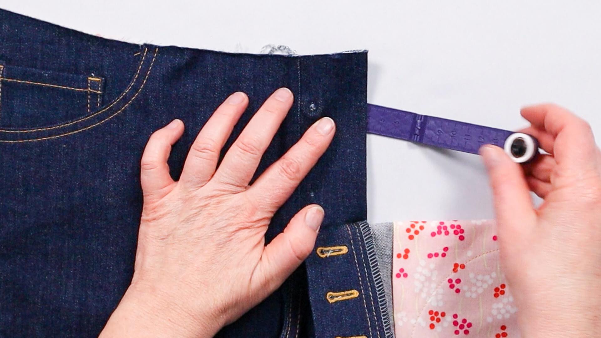 smartPATTERN Nähanleitung für Schlitz mit verdeckter Knopfleiste einer Jeans- Unterteil des Jeansknopfes durch Stoff drücken