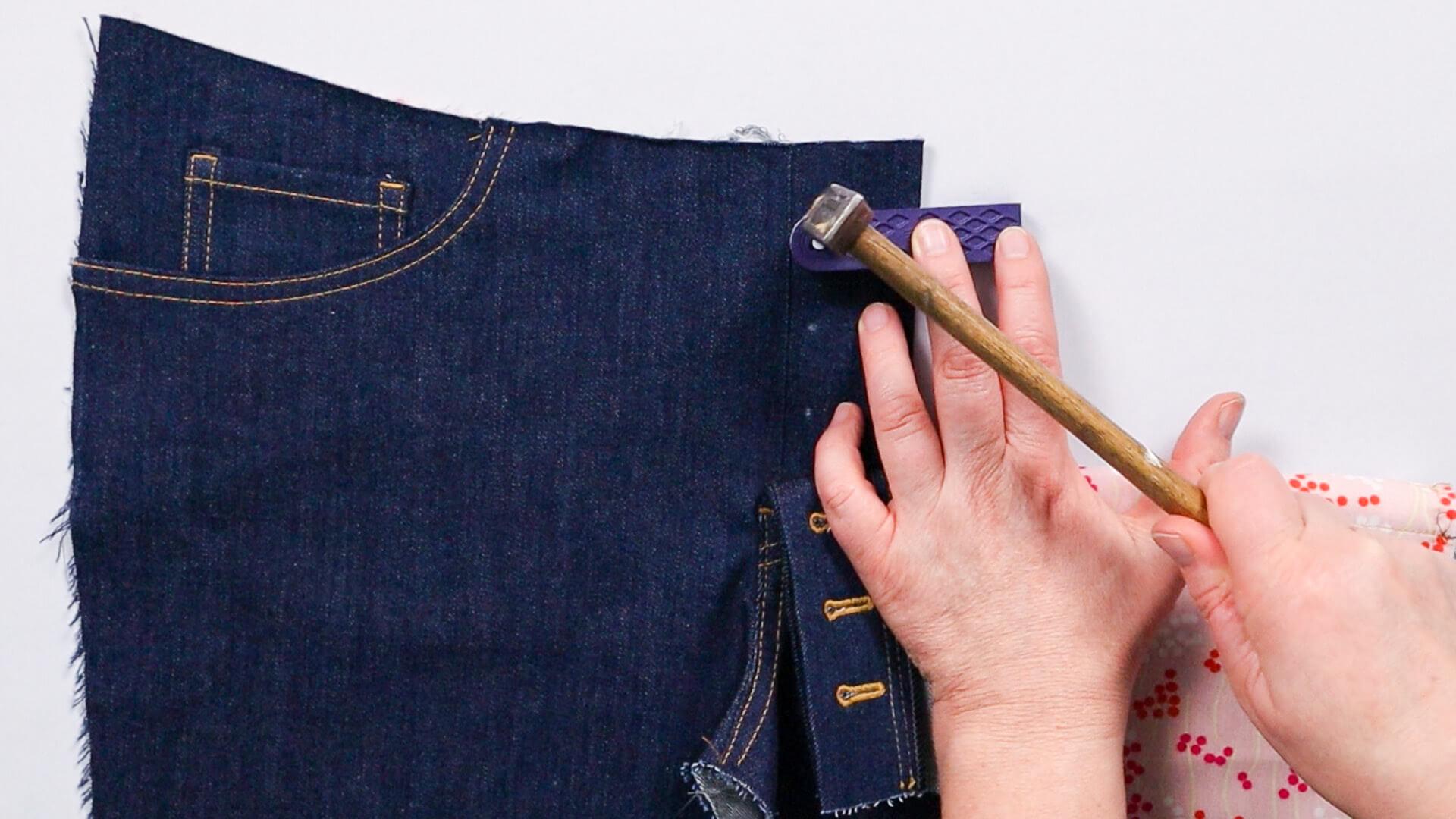 smartPATTERN Nähanleitung für Schlitz mit verdeckter Knopfleiste einer Jeans- Jeansknopf festschlagen