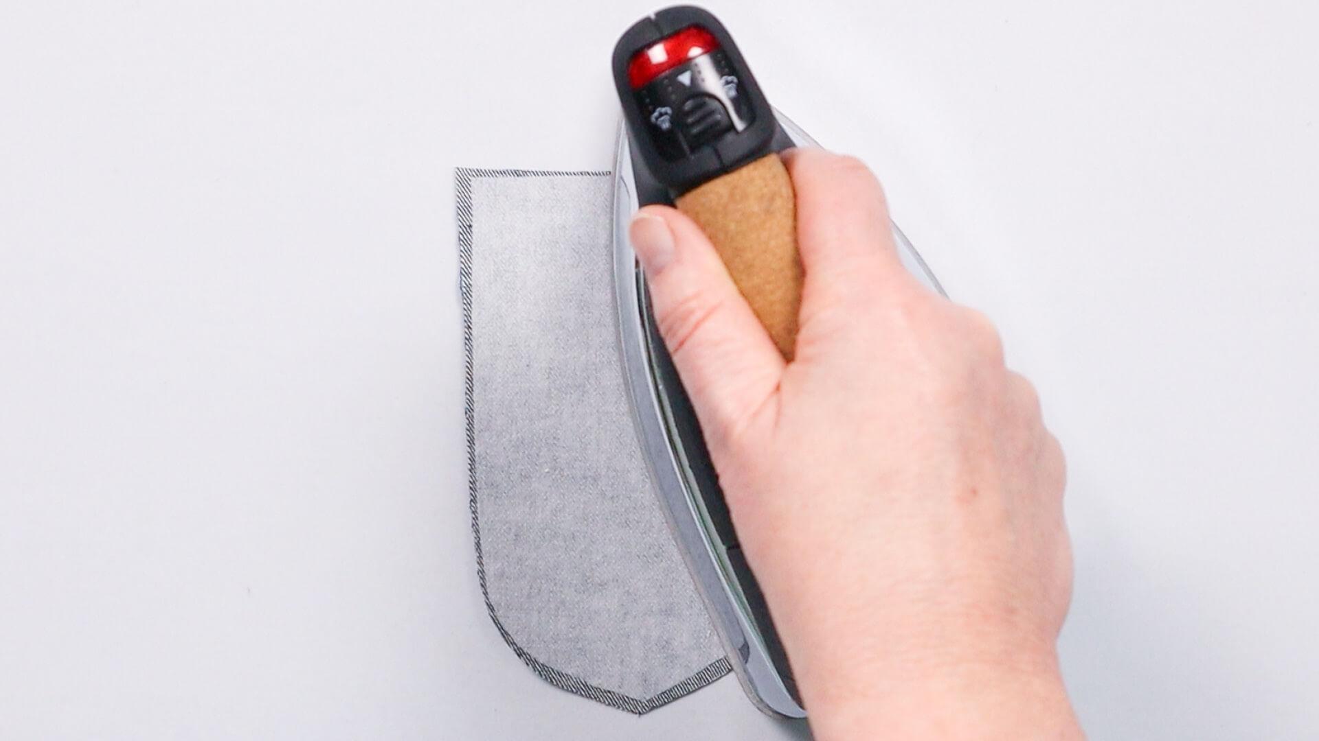 smartPATTERN Nähanleitung für Schlitz mit verdeckter Knopfleiste einer Jeans- Einlage auf Schlitzleiste aufbügeln