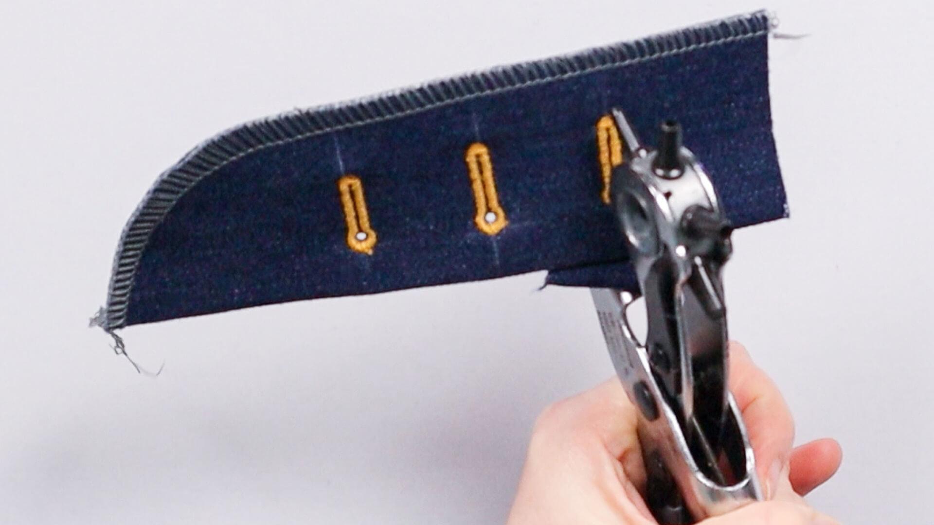 smartPATTERN Nähanleitung für Schlitz mit verdeckter Knopfleiste einer Jeans- Knopflochaugen mit Lochzange ausstanzen