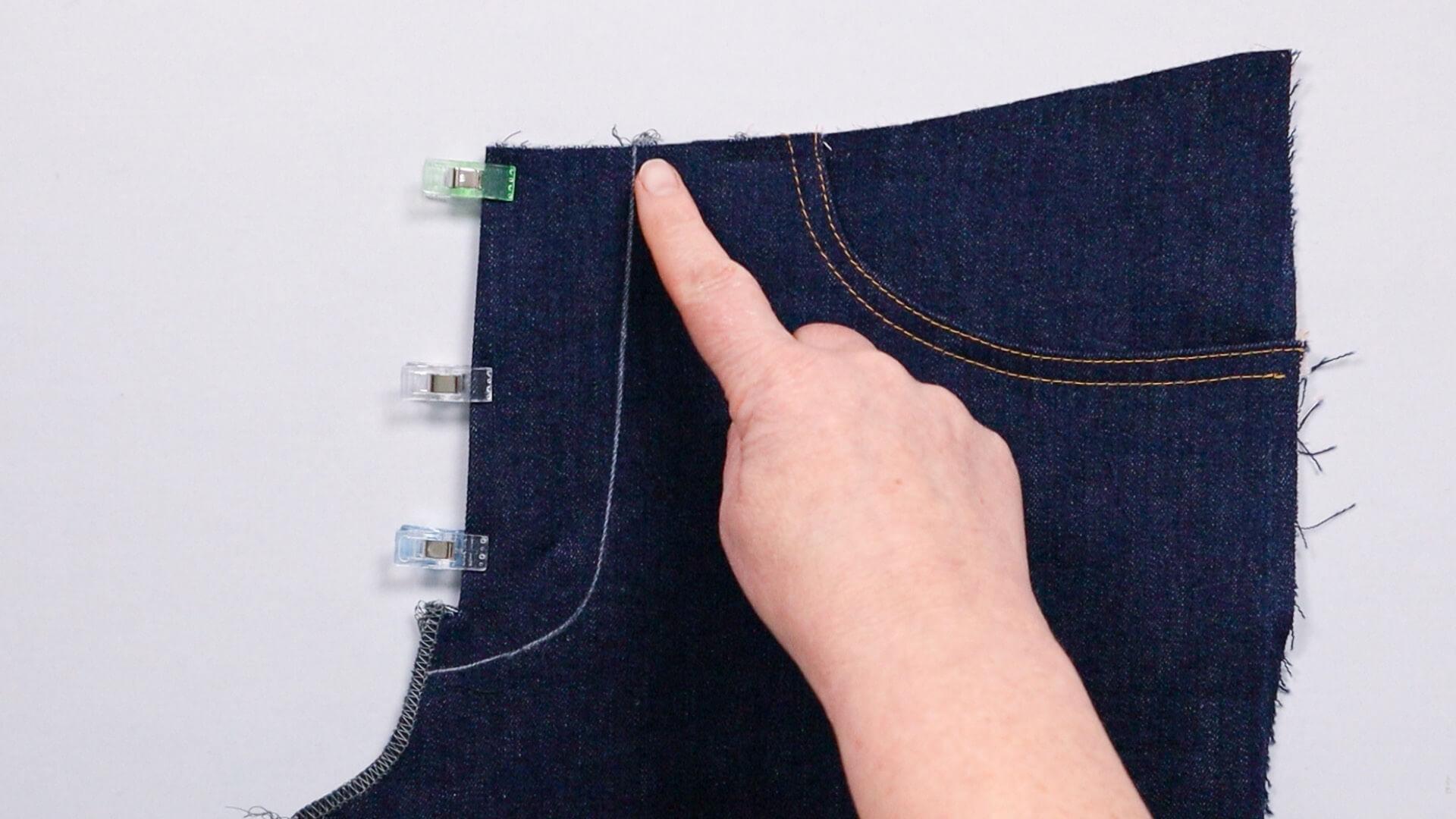 smartPATTERN Nähanleitung für Schlitz mit verdeckter Knopfleiste einer Jeans- Schlitz von Außenseite steppen