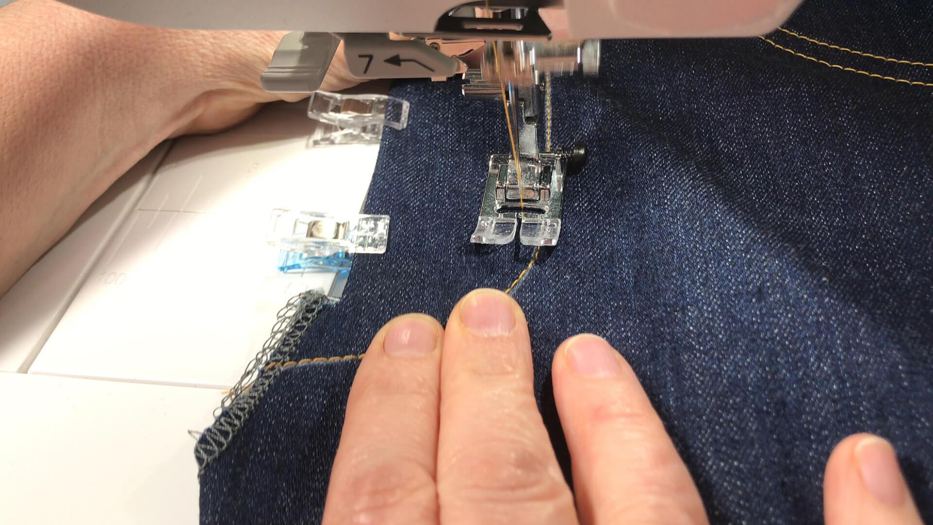smartPATTERN Nähanleitung für Schlitz mit verdeckter Knopfleiste einer Jeans- Zweite Stepptour für mehr Haltbarkeit
