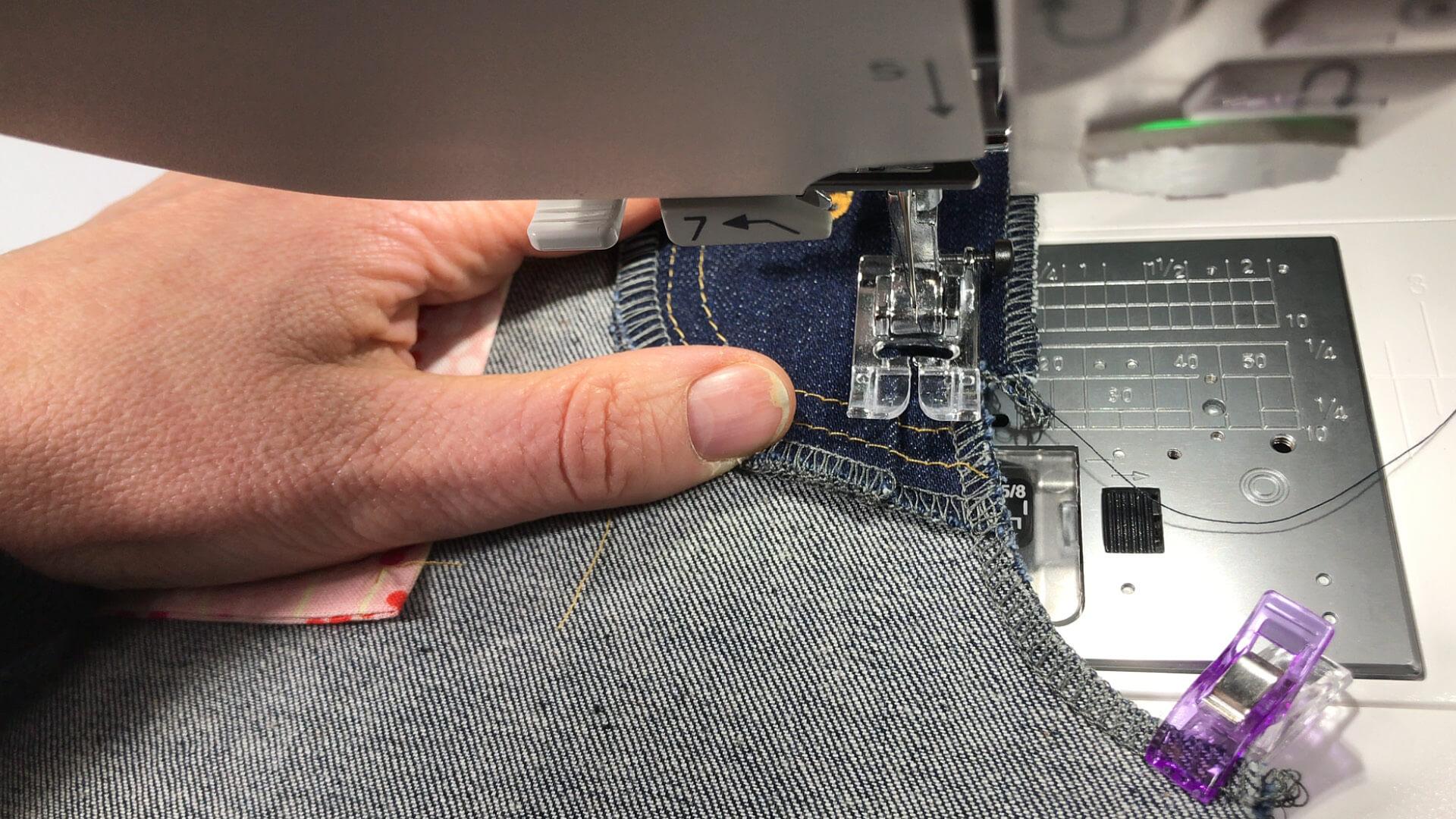 smartPATTERN Nähanleitung für Schlitz mit verdeckter Knopfleiste einer Jeans- Schrittnaht zusammennähen