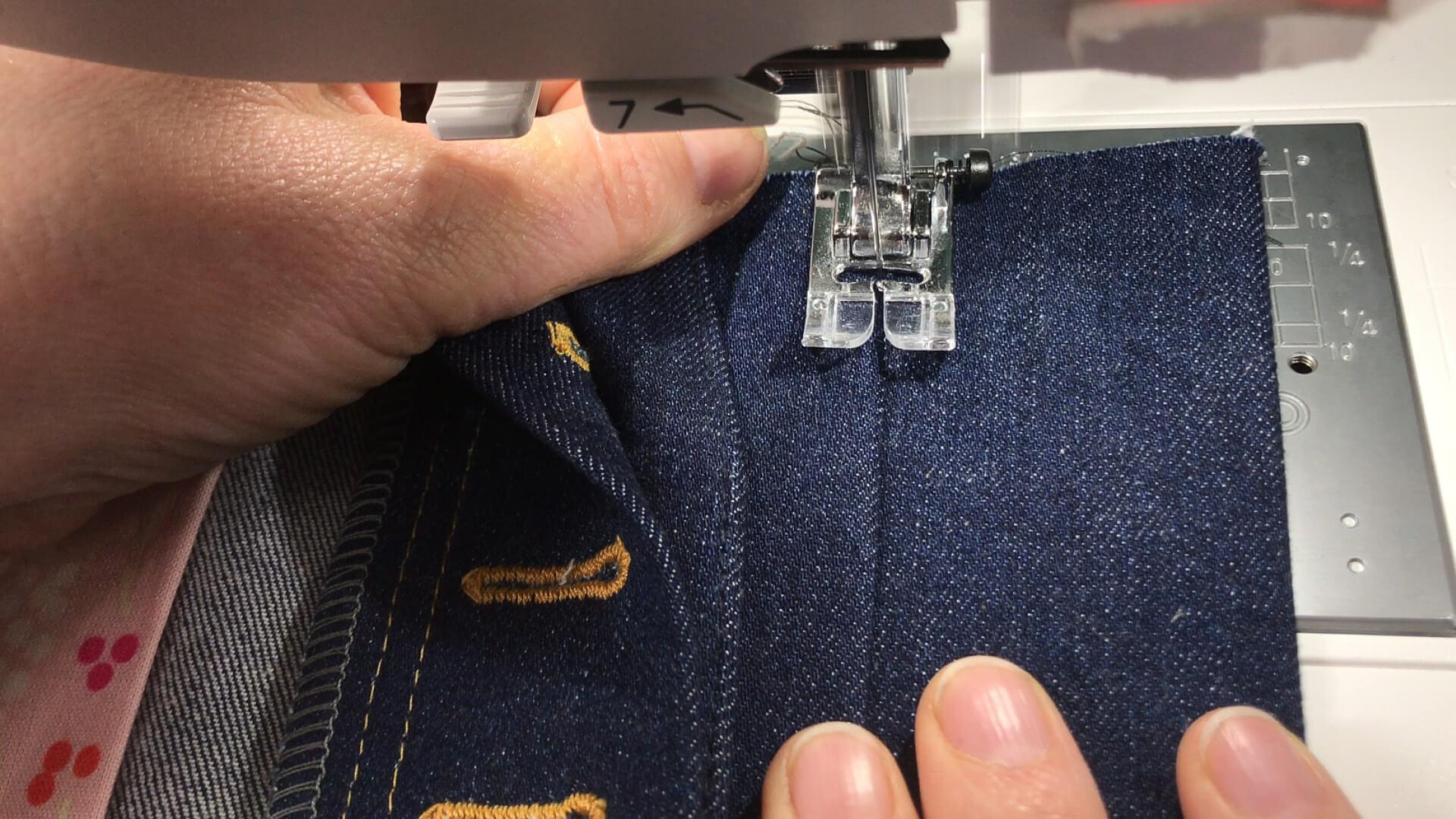 smartPATTERN Nähanleitung für Schlitz mit verdeckter Knopfleiste einer Jeans- Untertritt- Ansatznaht auf Vorderteil übersteppen