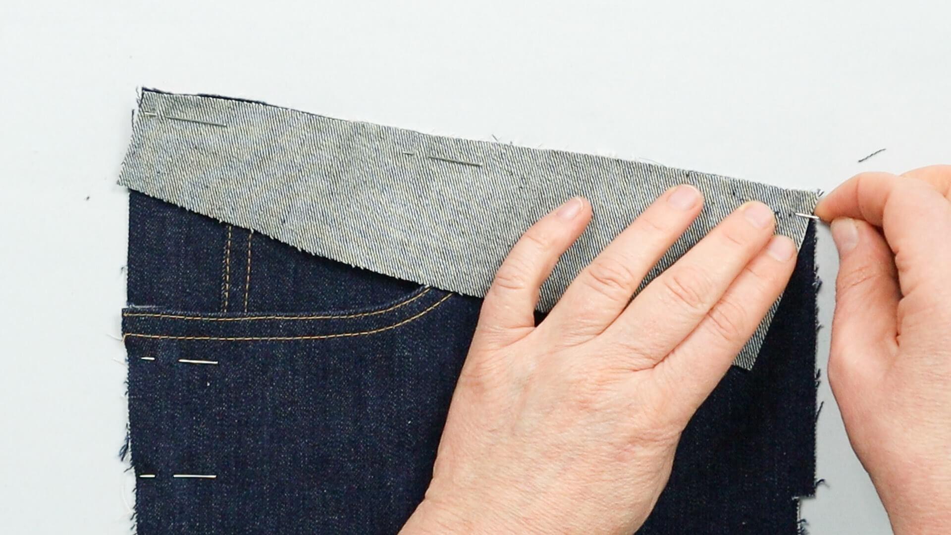 smartpattern Nähanleitung für vordere Jeanstasche aus Passennaht- vordere Teilungsnaht aufeinander stecken